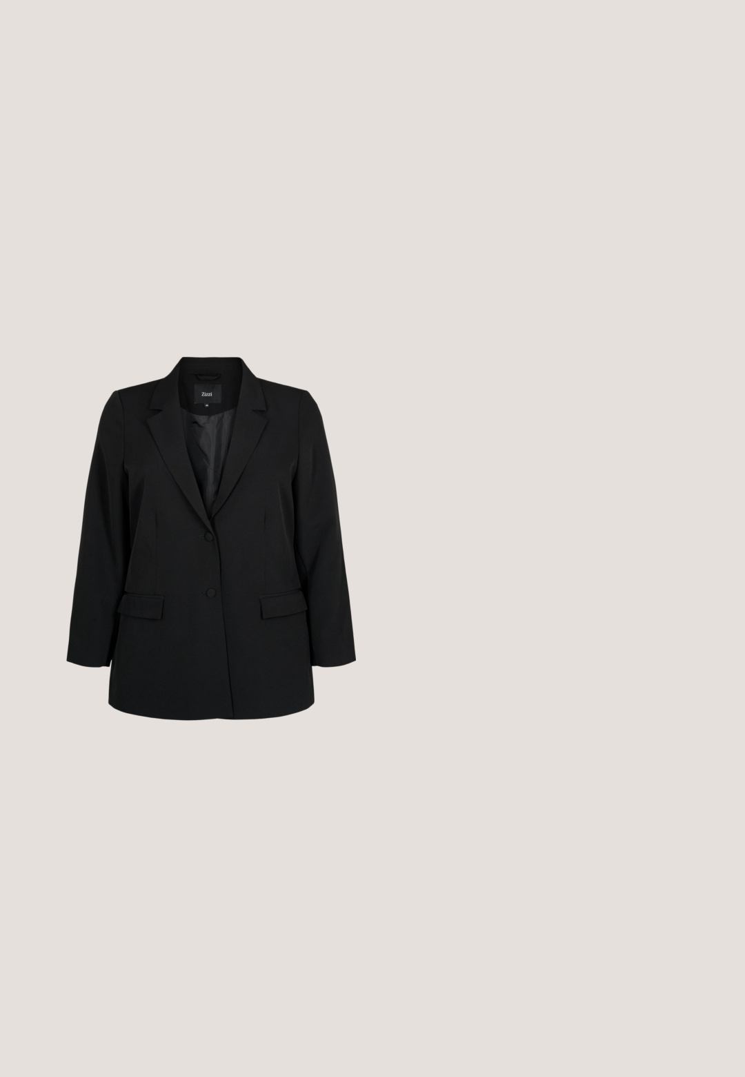 Zizzi Blazer - black; Zwart, getextureerd gebreid topje met korte mouwen en V-hals, subtiele glans, losse pasvorm en zichtbaar merkembleem aan de binnenkant van de kraag.; Zwarte, wijde broek gemaakt van een gladde stof met twee voorzakken en een platte tailleband. Gepersonaliseerd ontwerp met een strakke silhouet.; Zwarte leren pump met lage blokhak en spitse neus, met beige binnenvoering, zijaanzicht op witte achtergrond.; Zwarte geplooide handtas met gouden kettingbanden en een gouden decoratieve hanger aan één band.; Drielagige gouden ketting met fijne kettingen en karabijnsluiting op een witte achtergrond.