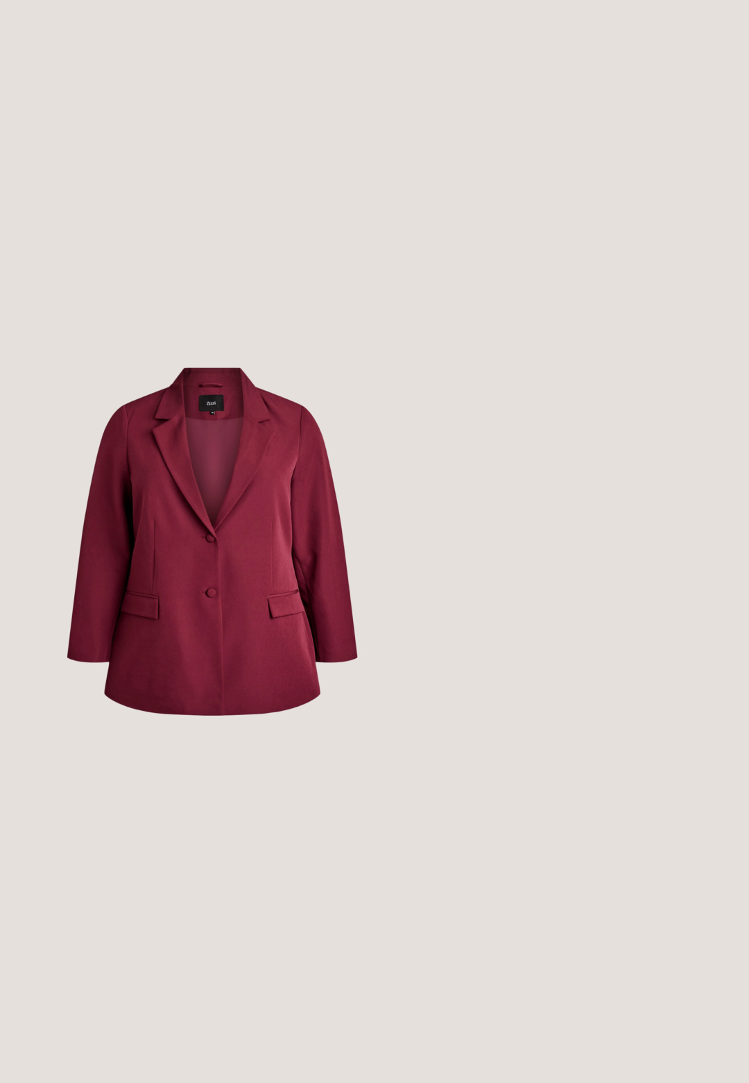 Mørkerød kvinders skræddersyet blazer med klapkrave, to forlommer med flap og to dækkede knapper på fronten.; Kaffe Curve KCMORINA - Top - windsor wine; Marron skræddersyede bukser lavet af tekstureret stof, der har flad front, bæltestropper og tætsiddende ben med en cropped længde.; Røde patenteret læder slingback hæle med spids tå, to spændebånd og en slank, mellemhøj stiletto hæl. Glat tekstur.; Lille skuldertaske i bordeaux læder med knyttet rem og lynlåslukning øverst mod en ensartet lys baggrund.; Guld kædearmbånd med rød blomst, grønt blad, rød perle, hvid perle og farverige papegøjevedhæng på hvid baggrund.