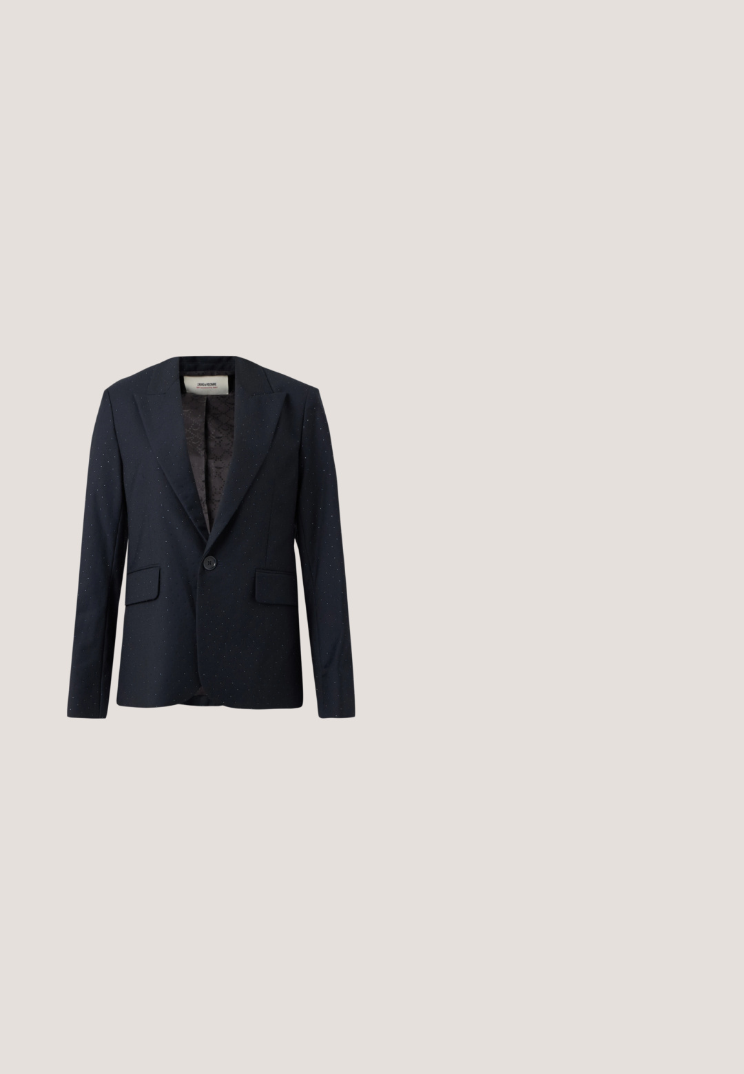 Sort enkeltknappet blazer med subtile glitrede detaljer, notch revers og klaplommer, vist mod en ensfarvet baggrund.; Sort kortærmet top lavet af glat stof med en bred udskæring, et rektangulært frontdesign og en diskret lynlås på bagsiden.; Sorte bukser med vide ben, højtaljede, forreste plisseringer, sideslids og lukning med gylden knap.; Sort læder højhælet sko med spids tå og metal-sølv hætte. Har en glat finish og en slank hæl på 10 cm.; Sort læder clutch med pebble-tekstur, guld kædestrop og en frontlomme. Har et guld logo på forsiden.; Guld dekorativ nåle formet som en nøgle med klare krystaller, filigran detaljer og hængende guldkæde med perler og krystalvedhæng på hvid baggrund.