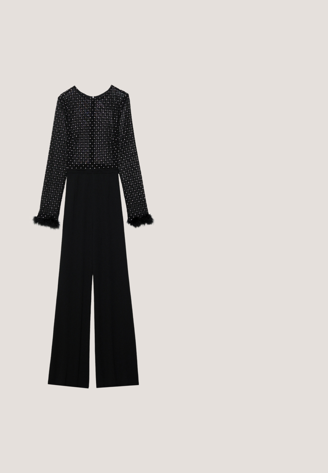 Zwarte jumpsuit met lange mouwen, versierde lijf met kristallen en pluizige accenten op de manchetten. Wijde pijpen, slanke silhouet.; Zwarte geknipte cardigan met geborduurde paisley patronen en pailletten. Heeft een diepe V-halslijn en geribbelde manchetten voor extra textuur.; Zwarte satijnen hoge hak met spitse neus, versierd met zilveren studs en een franjesierlijke ketting bij de enkel.; Zwarte zonnebril met een slank, hoekig ontwerp. Heeft heldere kristallen accenten op de zilveren poot en donkere lenzen.; Zwarte mesh clutchbag met een gestructureerde silhouette, versierd met kleine metalen studs, heeft een sluiting met een klapmechanisme en een afneembare kettingriem.; Ronde broche met meerdere peervormige heldere kristallen in een zilverkleurige metalen basis, met een speldsluiting aan de achterkant.