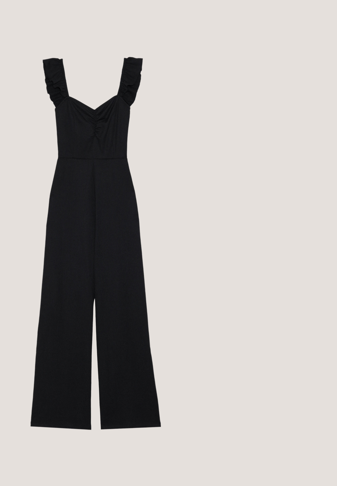 Sort jumpsuit med brede ben, flæser på stropperne og sammensamling ved brystet. Lavet af blødt stof med en glat overflade.; Sort og beige blomsterprintet slå-om-kjole med trekvartlange ærmer og bindebælte i taljen på en ensfarvet lys baggrund.; Sort hæl sandal med en glat læderoverdel, åben tå, brede frontstropper og justerbar ankelrem med detaljer i guldfarve.; Overdimensionerede firkantede solbriller med sort stel, gradient mørkegrå linser og slanke metaltin med guldfarve på en hvid overflade.; Taske med en rektangulær form og et tekstureret mønster i guld og sort. Den har en sort rem og guldfarvede hardware detaljer.; Guldblomstrede studs med en struktureret, lagdelt petal design og en central perle, sat mod en hvid baggrund.