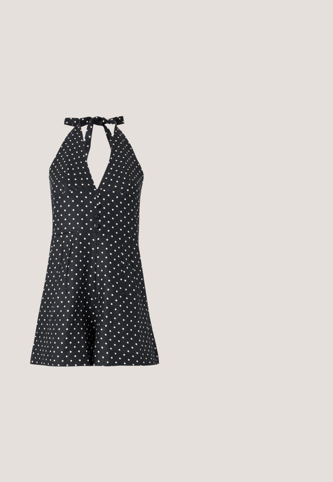 Μαύρο ολόσωμο μαγιό τύπου halter neck με λευκές βούλες, κουμπιά μπροστά και ελαφρώς φαρδιά σορτς σε απλό ανοιχτό φόντο.; Ζακετά από ζωντανό μπλε τουίντ με μακριά μανίκια, ξέφτια στα άκρα του γιακά, στις μανσέτες και στο στρίφωμα, δύο μπροστινές τσέπες, χωρίς ορατά κουμπιά ή κλεισίματα.; Φλατ σανδάλι από δέρμα μπορντό με χρυσές διακοσμητικές λεπτομέρειες στη φαρδιά λωρίδα, μαύρη σόλα και σχέδιο ανοιχτού δαχτύλου.; Γυαλιά ηλίου με καΕγκάρσιο σχέδιο από καβουροκόκαλο, με ομαλή, υπερμεγέθη σκελετό. Γυαλιστεροί φακοί με κλίση και χρυσό λογότυπο στα μπράτσα. Καμπυλωτά χέρια.; Μπεζ πλεκτό πορτοφόλι clutch με στρογγυλεμένο σχήμα και κούμπωμα από χρυσό μέταλλο, σε λευκό, απλό φόντο.; Χρυσά σκουλαρίκια με σχέδιο στροβιλισμένου φύλλου, διακοσμημένα με μικρές λαμπερές πέτρες, και ασφαλισμένα με πίσω στήριγμα.