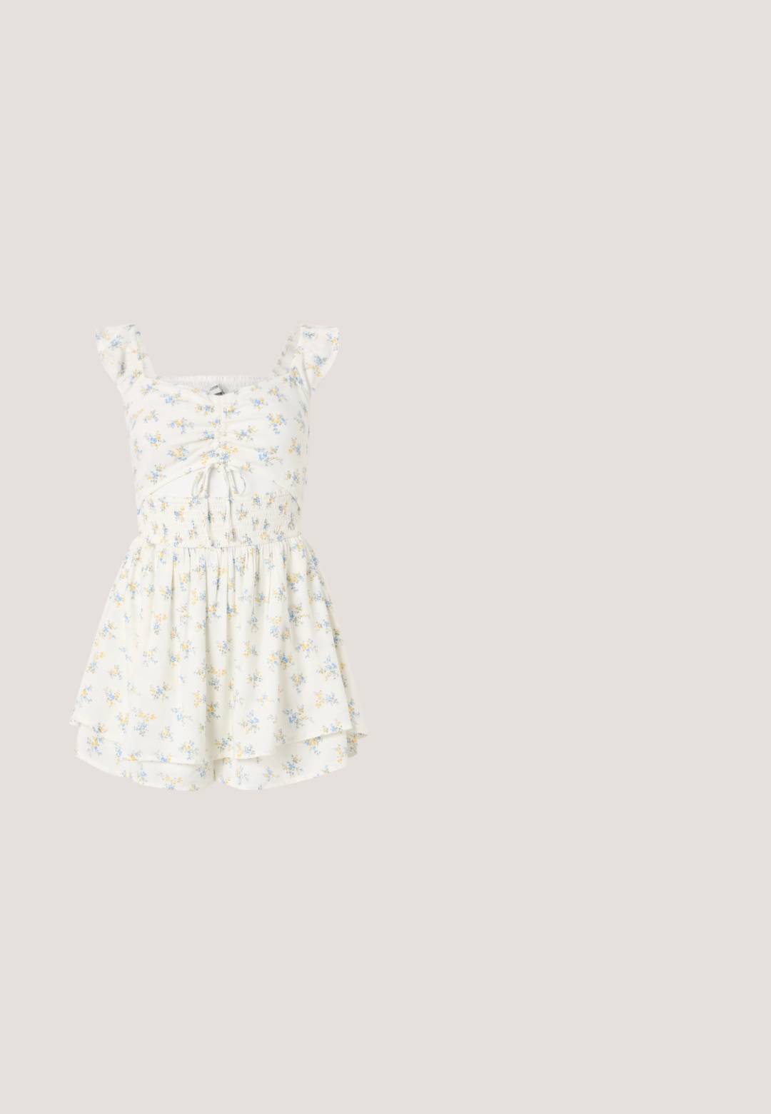 Robe blanche à motifs floraux jaunes et bleus. Elle présente un décolleté carré, des manches courtes à volants et une taille smockée avec une jupe à volants.; Cardigan à manches courtes en maille rose pâle avec un col rond et deux liens à l'avant. Présente une coupe décontractée et un design à l'avant ouvert.; Sandales à talons hauts roses avec des appliqués floraux, une fine bride de cheville et un design ouvert à l'avant. Texture lisse et forme de pointe.; Michael Kors BIARRITZ - Lunettes de soleil - rose gold-coloured; Petit sac à main rose pâle avec une grande décoration florale ornée d'un centre en perles et strass, poignée supérieure et bandoulière en chaîne dorée.; Paire de boucles d'oreilles clous beige en forme de fleur avec des pétales translucides et de petites perles rondes regroupées au centre sur un fond blanc.