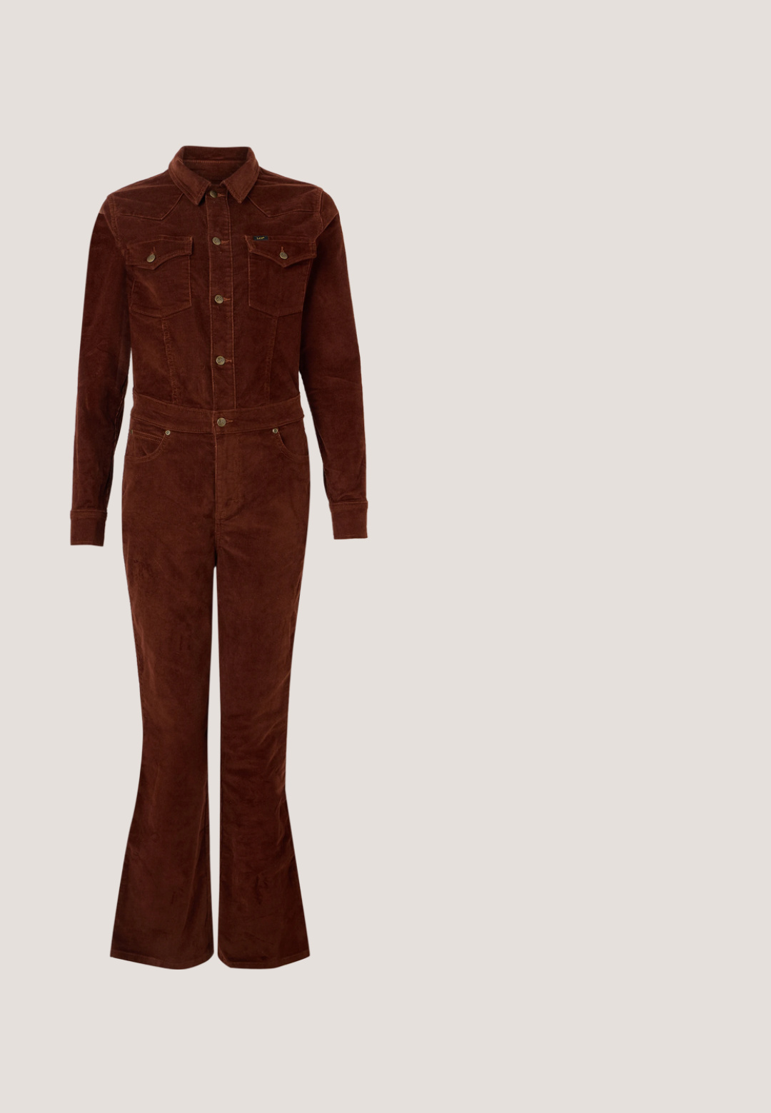 Bruine corduroy jumpsuit met een kraag, lange mouwen, flare benen, borstzakken en metalen knoopaccenten. Vlotte textuur en getailleerd ontwerp.; Jas met luipaardprint gemaakt van pluche stof, met een bruin voorpaneel en zakken, voorzien van drukknopen en verstelbare trekkoorden aan de zoom.; Platform sneakers met een bruin en crèmekleurig camouflagepatroon, contrasterende tan zolen en witte veters. De bovenkant heeft gemengde materialen en texturen.; Ronde, bruin getinte zonnebril met een glanzend bordeauxrood frame. Slanke pootjes met subtiele merkdetails. Vlakke lensontwerp.; Donkerbruine leren schoudertas met een zachte, slungelige vorm en een gedraaide knoopvormige handgreep op een effen witte achtergrond.; Een paar glanzende bruine druppelvormige oorbellen met subtiele donkerdere patronen op een witte achtergrond.
