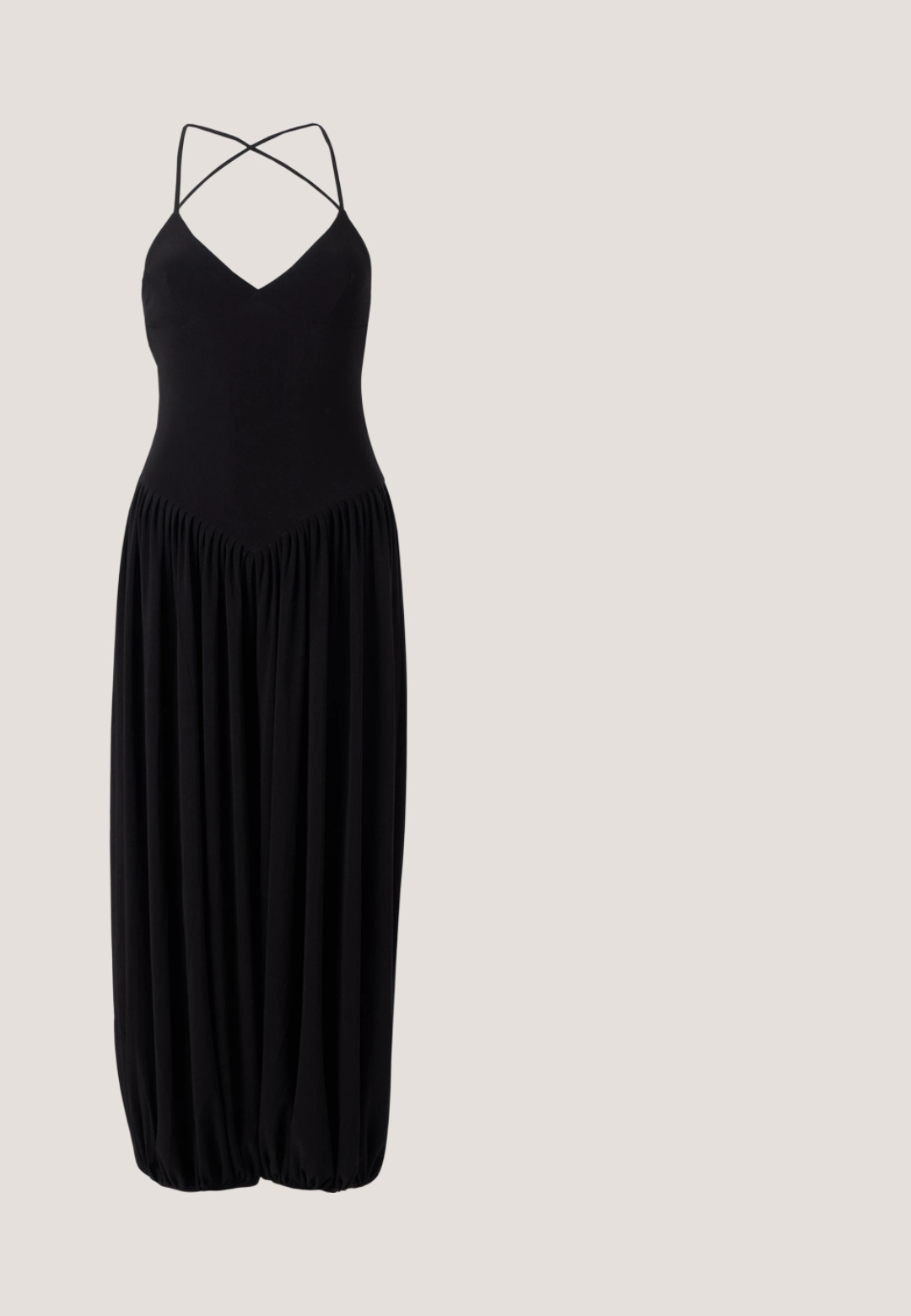 Zwarte mouwloze jurk met een V-hals, voorzien van kruislings banden en een gegatherde, ballonstijl rok. Gemaakt van zachte, lichte stof.; Zwart gebreid cropped vest met lange mouwen en een veter aan de voorkant, met een opengewerkt patroon en geribbelde randen.; Donkerbruine lakleren sandaal met hoge hak, dunne enkelriem en open teen op een witte achtergrond.; Beige suède shopper met verstelbare zijstrikken, platte schouderriemen en een rechthoekige bodem. Heeft een klein hardware-logo detail.; Zilveren oorringen met een cirkelvormig ontwerp, voorzien van een centrale heldere steen omgeven door kleinere accenten. Glad afgewerkt, licht van gewicht.; Zwarte leren riem met meerdere zilveren metalen oogjes en een rechthoekige zilveren gesp, opgerold op een effen lichte achtergrond.