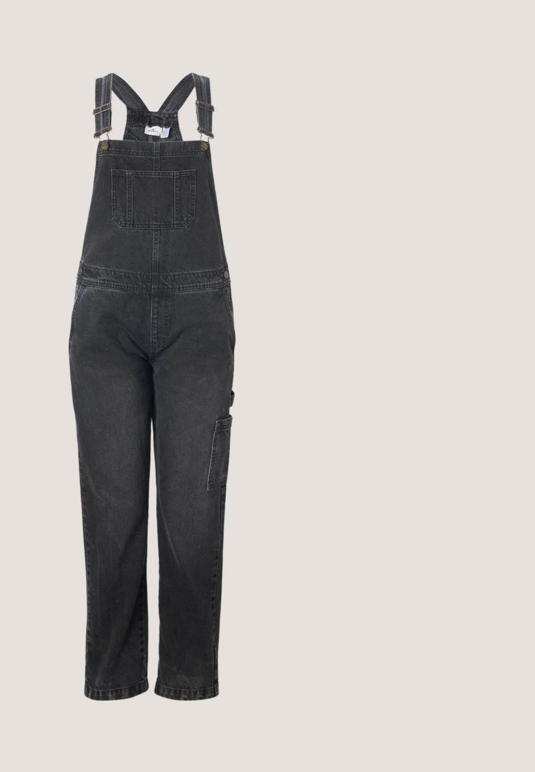 Salopette en denim noir avec bretelles ajustables, poche avant et poche cargo latérale. Coupe droite avec une finition texturée.; Veste sans manches rose délavé avec fermeture éclair, poches avant, col côtelé noir et petit patch logo rectangulaire sur le bas à droite.; Sweat-shirt à manches longues avec haut vert olive, bas crème et rayures horizontales rose, orange, jaune et bleues sur la poitrine et les manches.; Baskets en daim rose avec une bande latérale blanche, une doublure intérieure à motif vichy et une semelle en caoutchouc naturel, vues de côté sur un fond clair.; Lunettes de soleil rectangulaires transparentes roses avec des verres teintés verts posées sur une surface blanche.; Sac fourre-tout réutilisable beige clair avec des dessins colorés sur le thème de la mer et de la nourriture, comprenant un crabe, des coquillages, une fraise, une tranche de citron et des rubans.