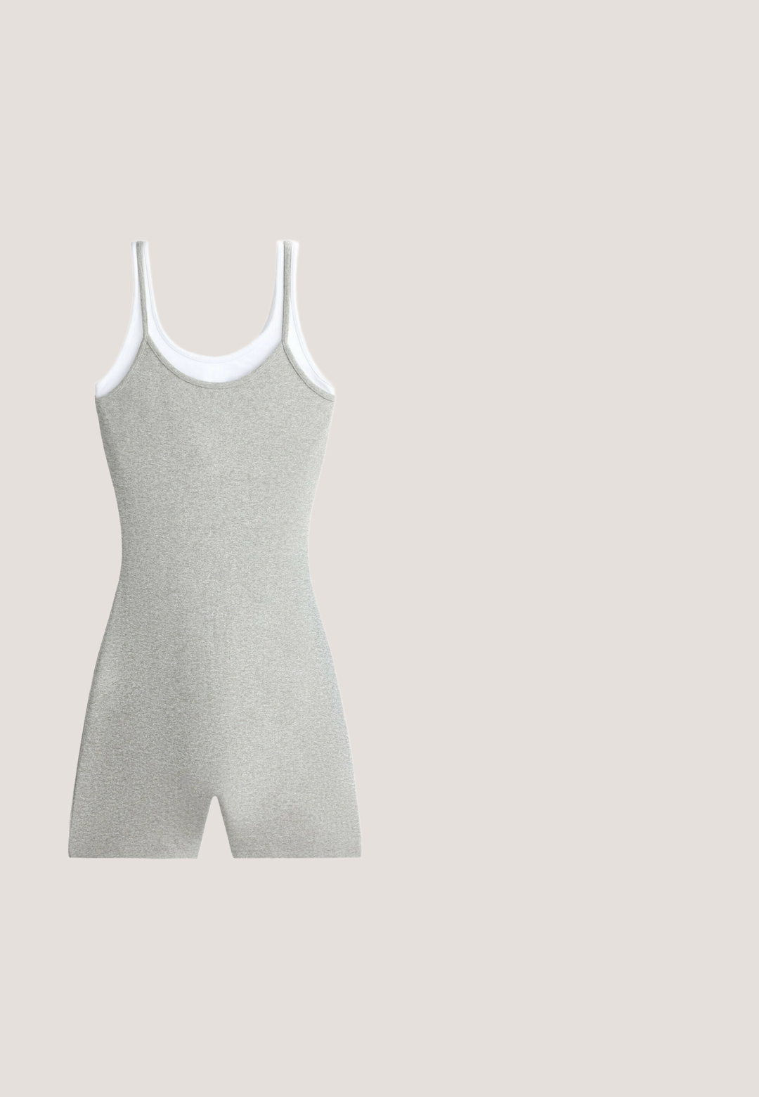 Body gris sans manches avec doublure intérieure blanche, encolure arrondie et jambes courtes.; Veste crème à manches longues avec un col montant et une fermeture éclair frontale, disposant de deux poches latérales et d'une coupe ajustée.; Chaussure de sport blanche avec une semelle épaisse grise, une tige texturée et une bride à velcro. Présente un bout arrondi et des accents en maille respirante.; Lunettes de soleil surdimensionnées marron à monture enveloppante avec des verres teintés ambre clair et une monture épaisse, vues de face sur un fond blanc.; Sac bandoulière en tissu beige clair avec un design plissé, sangle réglable et fermeture éclair. Texture douce, forme arrondie, style minimaliste.; Bracelet doré avec deux chaînes entrelacées et un accent central, orné de cristaux transparents et doté d'une fermeture à mousqueton.