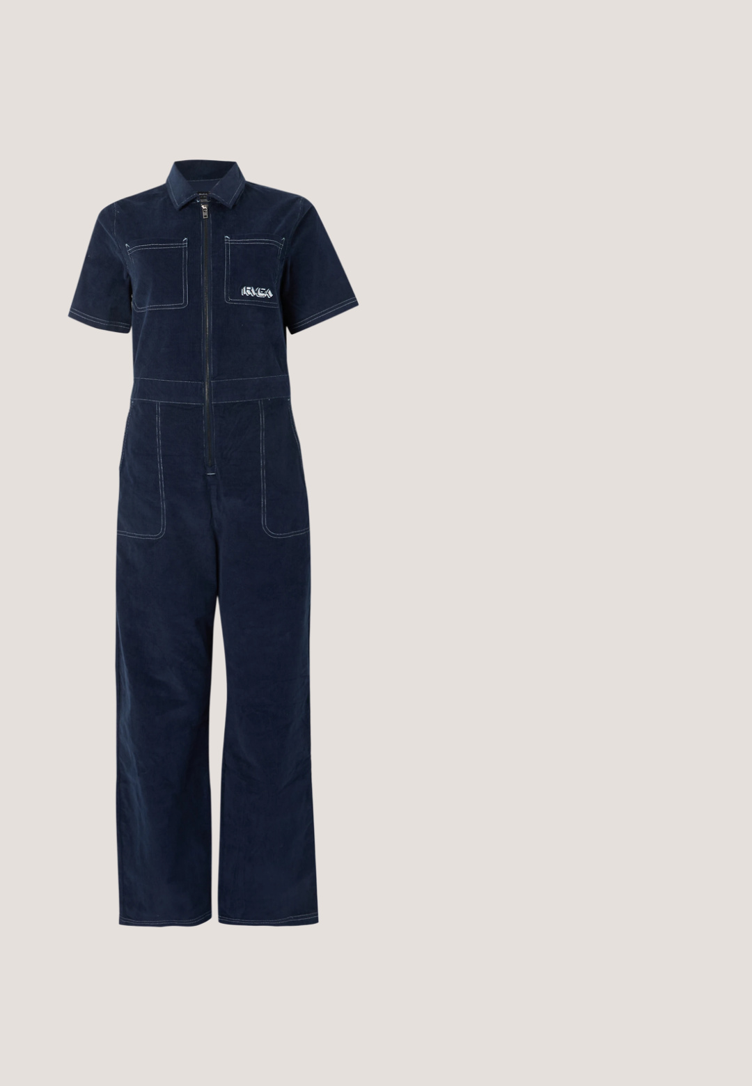 Combinaison à manches courtes bleu marine avec fermeture éclair à l'avant, deux poches poitrine, deux poches latérales, et logo blanc RVCA sur la poche poitrine gauche.; Pull en polaire avec un motif floral abstrait bleu marine et blanc, devant à demi-zip, col haut, poignets élastiques et ourlet à cordon de serrage.; Baskets en toile bleue avec des accents blancs, bout rond, design à lacets et une semelle en caoutchouc crème arborant le logo "GUESS" en relief sur le côté.; Lunettes de soleil surdimensionnées en forme d' œil de chat avec une monture grise transparente et des verres foncés dégradés. Présente un accent doré sur la branche.; Sac à main en jean avec des anses bleu marine, une bandoulière détachable et un porte-clés ourson bleu marine suspendu à l'une des anses.; Boucles d'oreilles argentées en forme de cœur, avec des designs de cœurs superposés, une finition lisse et des accents courbés.