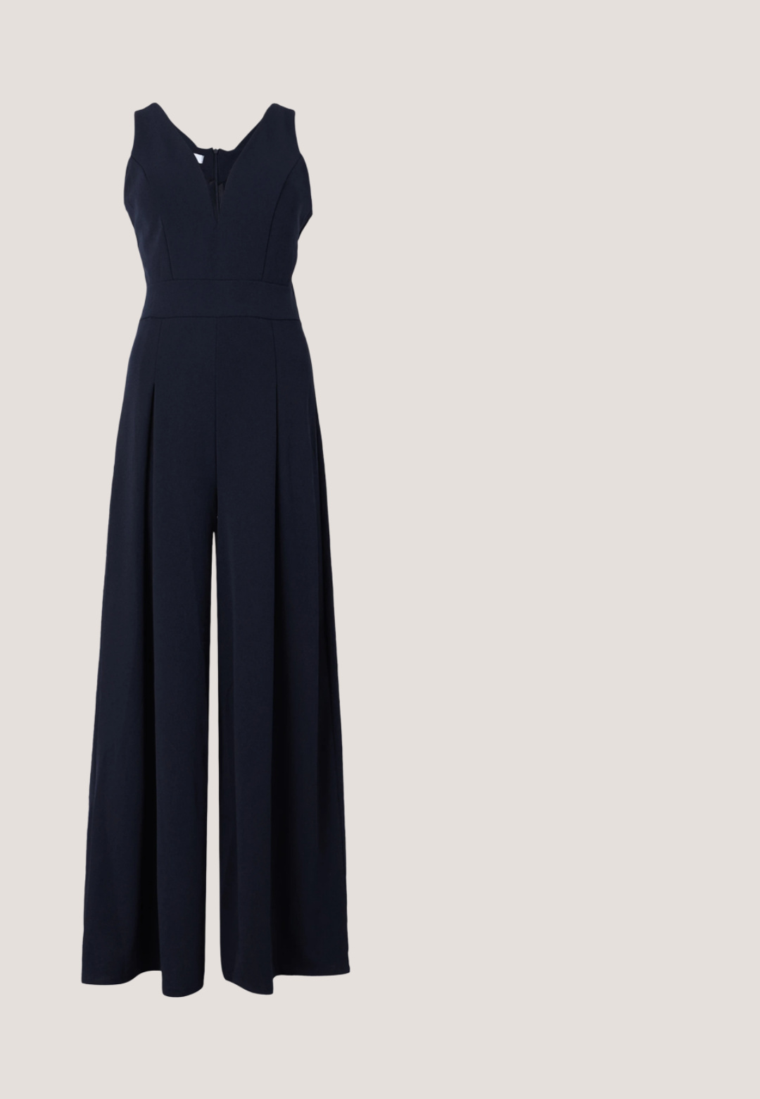 Marine jumpsuit met een diepe V-hals, mouwloos ontwerp en brede geplooide benen. Gemaakt van gladde, lichtgewicht stof met een rits aan de achterkant.; Zwarte cropped jas met brede driekwart mouwen en glinsterende, getextureerde stof, open voorkant met afgeronde halslijn.; Zwarte sandaal met hoge hak en enkelbandje, uitgevoerd in glad leer, met een vierkante neus en twee metalen ronde details.; Zwarte oversized vierkante zonnebril met gradiënt donkerglazen en gouden Marc Jacobs-logo op de pootjes en voorste hoeken.; Zwarte clutch met krokodillenstructuur, gouden sluiting, verstelbare band en gouden kettinkdetail geplaatst op een effen lichte achtergrond.; Goudkleurige druppel oorbellen met ingewikkelde filigraan bloemen en gelaagde traanvormige omtrekken versierd met kleine heldere kristallen.