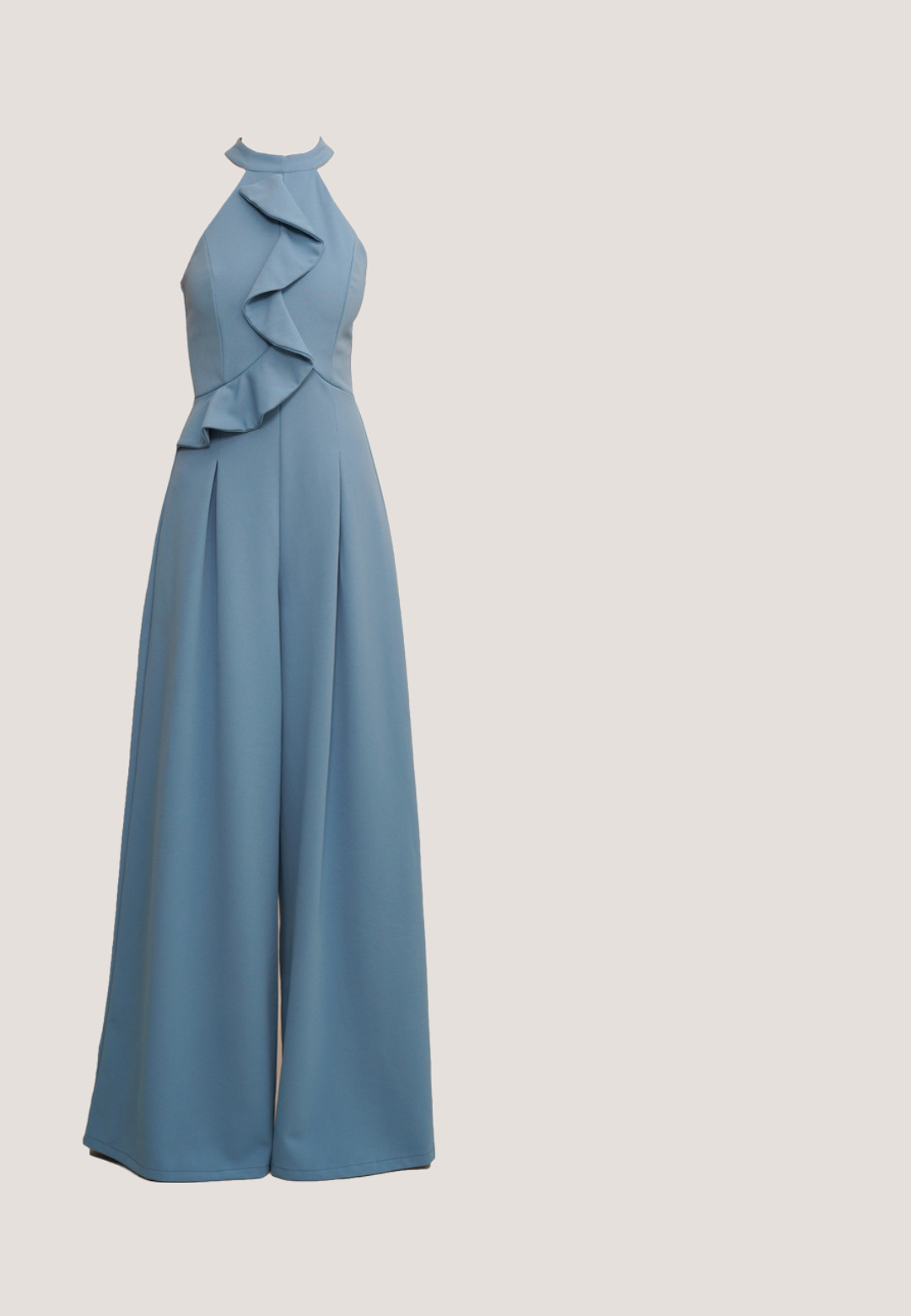 Lichtblauwe jumpsuit met halternek, gerimpelde details aan de voorkant, wijde pijpen en textuurstof.; Witte lange mouwen kanten vest met bloemen- en geometrische patronen, open voorkant en licht verkorte lengte.; Gouden slip-sandalen met een geprofileerd ontwerp, open teen en een lage hak. Glad oppervlak met een lichte glans.; Bruine cat-eye zonnebril met patroon op het montuur en donkere glazen, liggend op een witte ondergrond.; Beige leren schoudertas met een zilveren kettingriem en een sluiting aan de voorkant. Glad textuur met een rechthoekige vorm en een minimalistisch ontwerp.; Armband in goudkleur met stervormige versieringen en ronde parels, afgewerkt met heldere kristallen, gedetailleerde sluiting en een gladde afwerking.