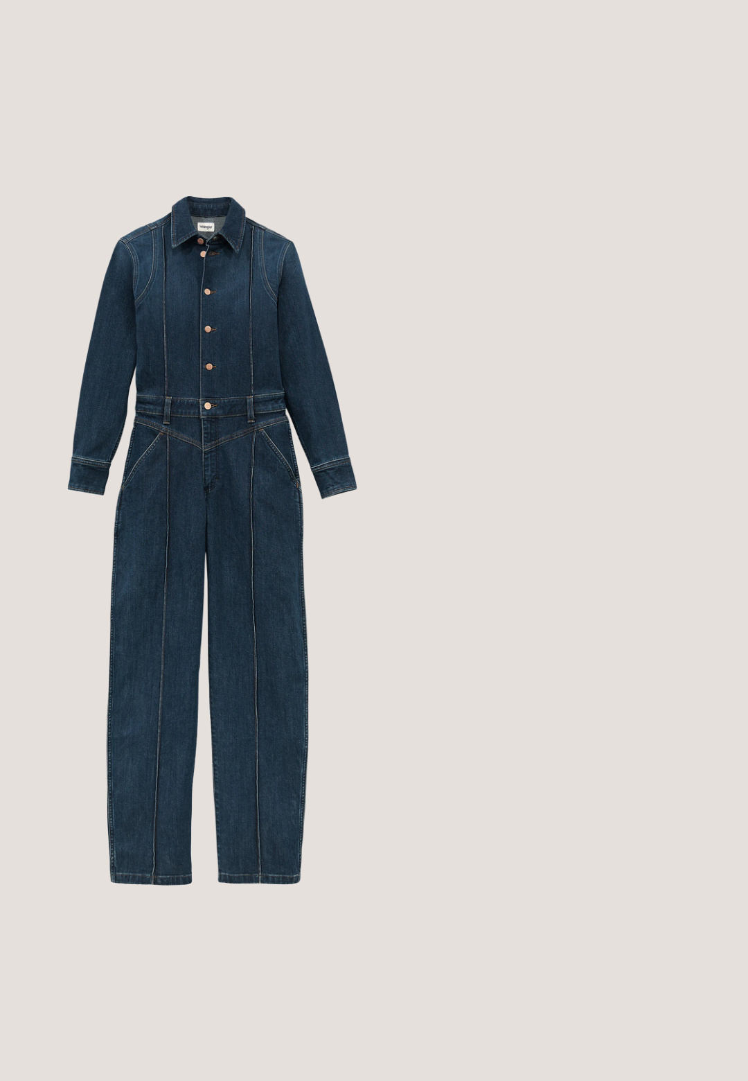 Mørkeblå denim jumpsuit med lange ærmer, knaplukning foran, klassisk krave og brede ben. Distinkte syninger hele vejen igennem.; Fleece sweatshirt i marineblå og hvid camotryk, med lange ærmer, høj krave og struktureret stof. Fremhævet med mørke trims.; Hvid lavtopsneaker med snoremønstrede sider, gummisål og nittebeklædning på tåen samt hvide snørebånd, vist i sideprofil.; Firkantede solbriller med mørke linser og mørkerøde stel med gulddetaljer ved de ydre hjørner.; Mørkegrøn og brun skuldertaske med ruskindsklap, to spænder, gyldent logo og justerbar stofrem med en blågrøn label.; Guldtonet halskæde med små hjerteformede vedhæng jævnt fordelt på en tynd kæde og en lås med forlængelsesled.