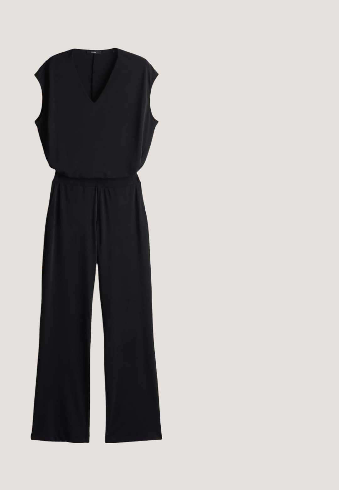 Zwarte jumpsuit met een V-halslijn, korte mouwen en een wijd uitlopende broekspijp. Gemaakt van zachte stof, met een elastische tailleband voor comfort.; Zwarte fluweelstof met een gladde textuur, met een gouden en zwarte achthoekige knoopdetail. Subtiele glans van het materiaal weerkaatst het licht.; Zwarte platte sandaal met enkelriem en gesp, open teen met een brede voorband en een bruine zool.; Zwarte rechthoekige zonnebril met dikke monturen, donkere glazen en dunne gouden pootjes met zwarte uiteinden, afgebeeld op een witte achtergrond.; Zwarte leren schoudertas met een gebogen vorm, ritsluiting en een geknoopte band. Voorzien van een subtiele logo aan de voorkant. Glad textuur.; Gouden kettingarmband met vijf ronde bedeltjes, waaronder drie gladde schijven en twee kleine kristallen, met een karabijnsluiting en verlengkettinkje.
