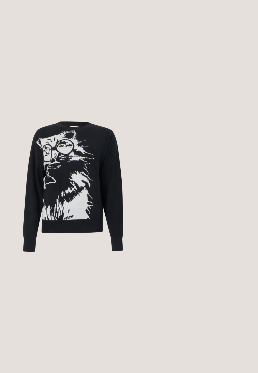 Pull noir avec un grand motif blanc représentant un chat portant des lunettes rondes, tourné vers la gauche, à l'avant.; T-shirt noir à manches courtes avec un motif d'ours en peluche beige et le texte "MOSCHINO" sur le côté gauche de la poitrine.; Jean beige taille haute à jambes droites avec bouton frontal, passants pour ceinture et design classique à cinq poches sur fond uni.; Baskets en simili cuir noir végan avec deux bandes Velcro et des accents en forme de cœur doré. Dotées d'une semelle en caoutchouc épaisse et d'un design minimaliste.; Sac cabas noir avec bordure blanche cousue, motif de fermeture éclair à l'avant et texte imprimé "LOVE MOSCHINO Made with love", avec doubles poignées.; Boucles d'oreilles clous en ton or, l'une en forme de singe tenant des cercles, l'autre avec un design ovale de feuille texturée.