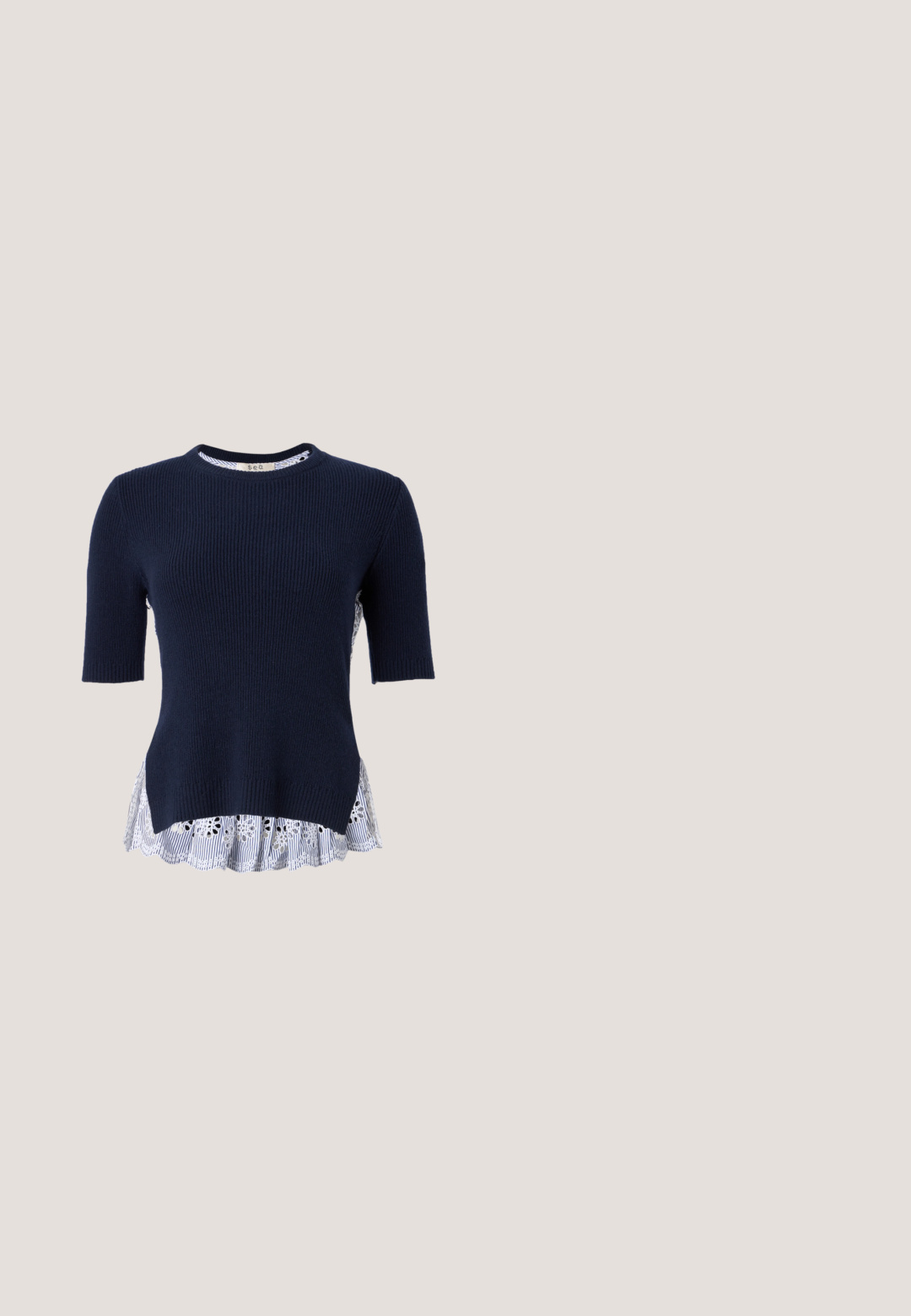 Marineblå, ribbestrikket sweater med korte ærmer og en lagdelt hvid og blå stribet flæsekant med blomsterudskæringer. Blød tekstur, afslappet design.; Grå rillede vest lavet af stof med en tekstureret finish, udstyret med fem sorte knapper og en rund halsudskæring, med en skræddersyet pasform.; Lyseblå højhalset denimjeans med knap og lynlås foran, lommer foran og bagpå, vist mod en hvid baggrund.; Par mørkebrune sandaler med hæl med rynkede remme og polstrede fodsenge med et rødt frugtmotiv på hælområdet.; Brun vævet mulepose med to håndtag og en matchende lynlåset pung, der viser et tekstureret mønster og en rektangulær form.; Brune akrylhængerør med et buet design. Guldtonet hardware. Glat overflade med en blank finish.