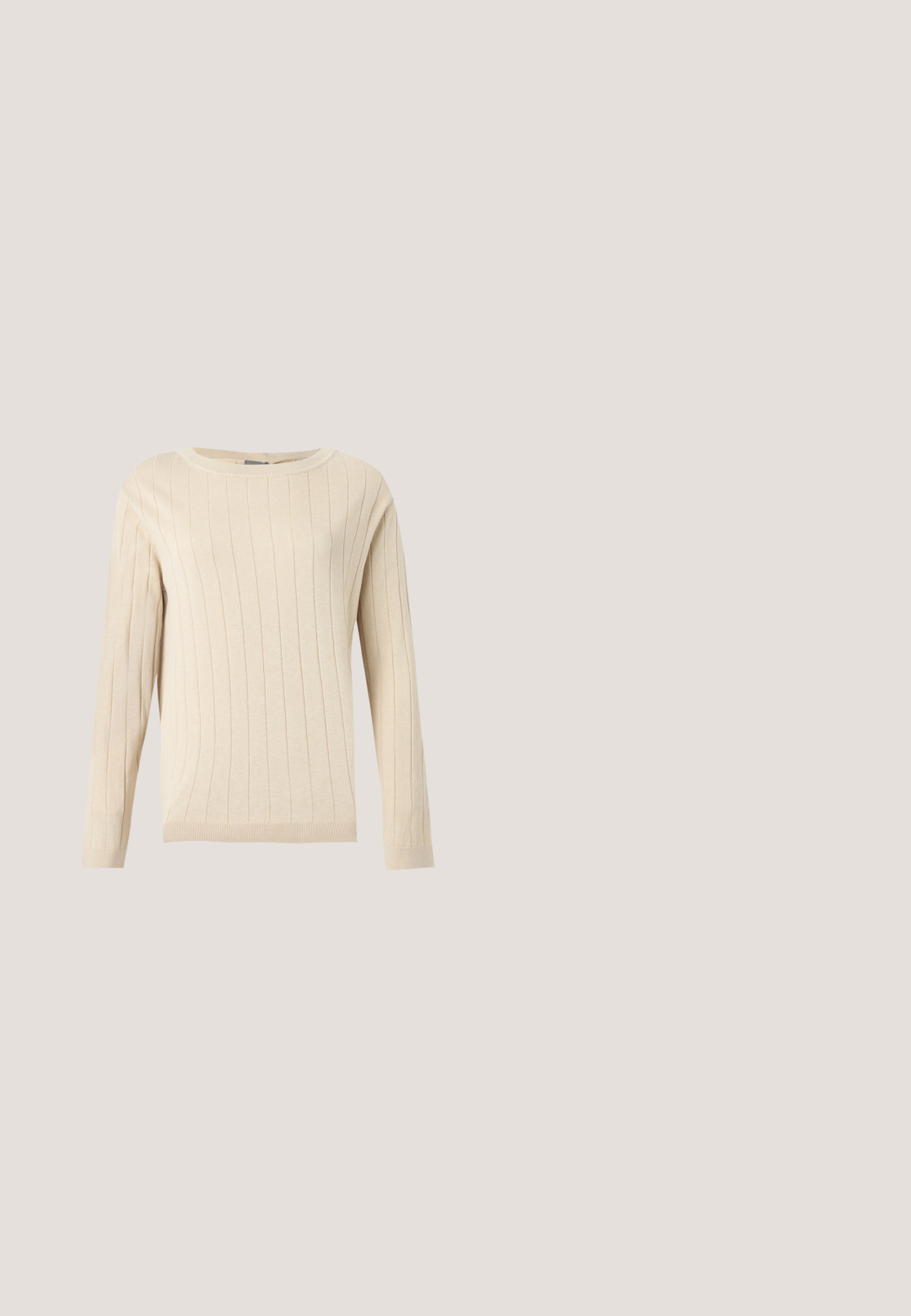 Pull beige à manches longues avec texture côtelée verticale, col rond, poignets et ourlet ajustés.; Chemise en denim bleu foncé à manches courtes, col en V large, avec col et deux poches poitrine devant avec coutures visibles.; Pantalon marron à jambes larges avec poches avant et ceinture à nouer à la taille, en tissu léger.; Mocassin penny en cuir bordeaux avec semelle noire et détail en métal doré sur le dessus, présenté en vue latérale sur fond blanc.; Sac en cuir marron de forme rectangulaire, avec des bords arrondis, deux poignées et un petit logo rectangulaire doré accentué au centre.; Clous d'oreilles en argent au design lisse et arrondi, présentant une surface réfléchissante et des courbes douces, offrant une apparence organique semblable à celle d'un galet.