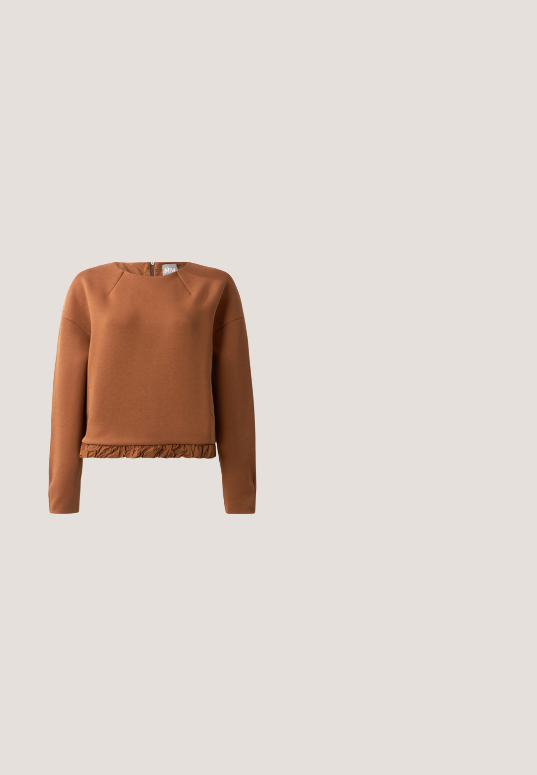 Brun pullover sweatshirt med rund halsudskæring, lange ærmer og en flæsekant. Fremstillet af glat stof med en subtil glans og lynlås lukning bagpå.; Bordeaux beskåret bluse i let stof, med en knyttet halsudskæring, lange ærmer og en frontlukning med knapper. Glat tekstur med minimal detaljering.; Sorte bukser med et blomstermønster i nuancer af rosaguld, med et slankt design og en tekstureret finish. Frontknapdetalje inkluderet.; Leopardmønstret slingback pumps med spids tå og lav blokhæl på grå gulv mod sløret baggrund.; Grøn semsket håndtaske med rektangulær form, sølvfarvet hardware-lås og en slank skulderrem. Har en foldet klaff og en subtil tekstur.; Sølv hoops øreringe med guldtonede cirkulære accenter og et udskåret mønster, der viser en poleret overflade og et slankt, moderne design.