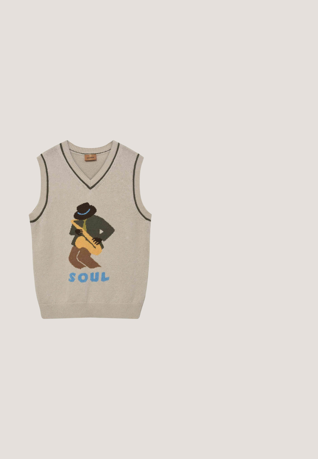 Beige strikket ærmeløs sweatervest med en V-hals, der viser en figur, der spiller saxofon, og ordet "SOUL" i blå nedenunder.; Beige kortærmet polo med krave, to-knaps knaplukning og diskret broderet logo på venstre bryst.; Hvide denimshorts til knæet med knaplukning foran og lommer, vist på en enkel baggrund.; Lacoste sneakers i mørkegrå med mesh og syntetisk materiale, udstyret med en tekstureret sål og brune accenter på kraven og brandingen.; Rektangulær mørkegrå crossbody taske med tekstureret overflade, sølv logoemblem, lynlås lukning og sort justerbar rem med metal spænde.; Guldtonet kædedesign med en rektangulær vedhæng. Vedhænget har et struktureret solstrålemønster og et lille logo i bunden.