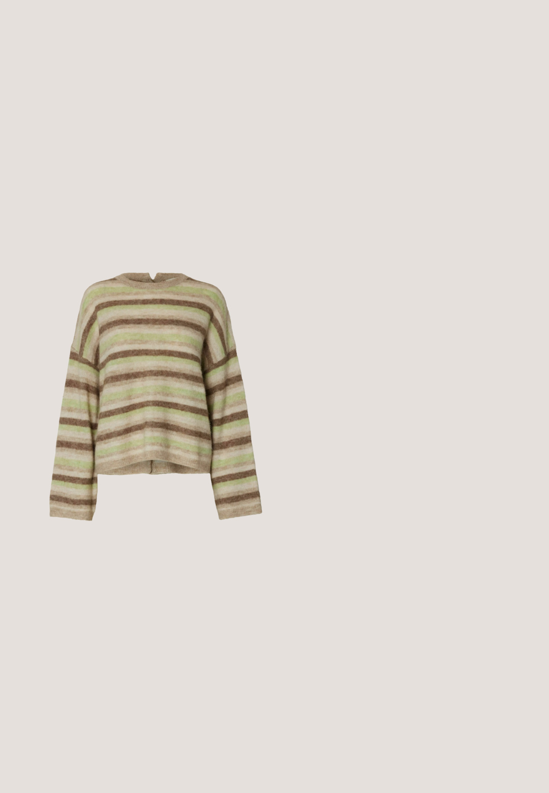 Suéter de punto suave con rayas horizontales en beige, verde, crema y marrón, con mangas largas y cuello redondo.; Camisa marrón de manga larga con cuello alzado y botón a presión, dos bolsillos delanteros con solapa y tapeta de botones oculta.; Vaqueros de pierna ancha azul claro hechos de denim, con cierre estándar de botón y cremallera, cinco bolsillos y detalles de costuras en las uniones.; Zapatillas con suela de goma de color crema y tejido que presenta un patrón de rayas de tigre en tonos marrones y negros, con cierre de cordones.; Bolsa tote de ante marrón con correas de cuero ajustables y hebillas doradas sobre un fondo claro y liso.; Pulsera de brazalete de metal dorado con dos acentos esféricos en cada extremo, textura suave, diseño minimalista y forma abierta.