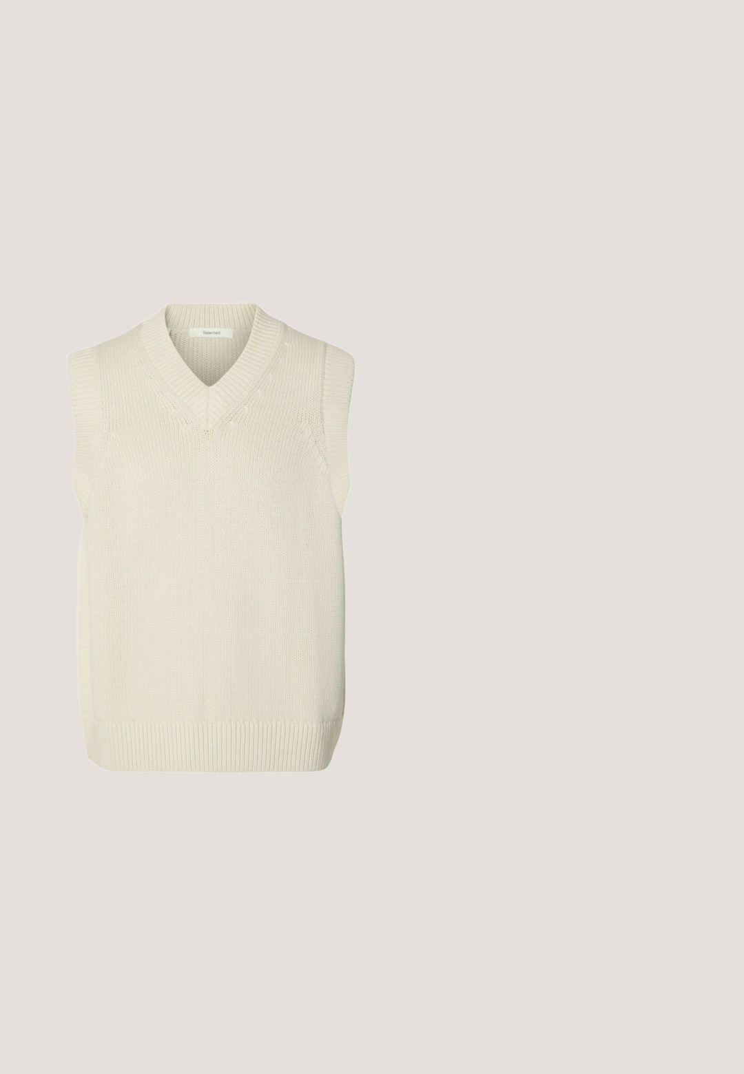 Gilet en maille sans manches de couleur crème avec col en V et bords côtelés sur fond blanc uni.; Chemise beige à manches courtes avec fermeture à boutons, présentant des motifs géométriques décoratifs verts et noirs sur le devant et des détails en tricot texturé.; Shorts écru à rayures verticales beige, taille élastique, cordon central blanc, fabriqués en tissu texturé.; Chaussure beige à enfiler avec semelle en jute tissée et dessus en tissu uni, vue latérale sur fond blanc.; Lunettes de soleil en métal avec une monture dorée, verres rectangulaires gris foncé et branches en plastique noir. Accents texturés sur les branches.; Sac cabas en toile beige avec des anses et un fond marron, arborant un logo central de palmier et le texte « PONTRA Di PALMA ».