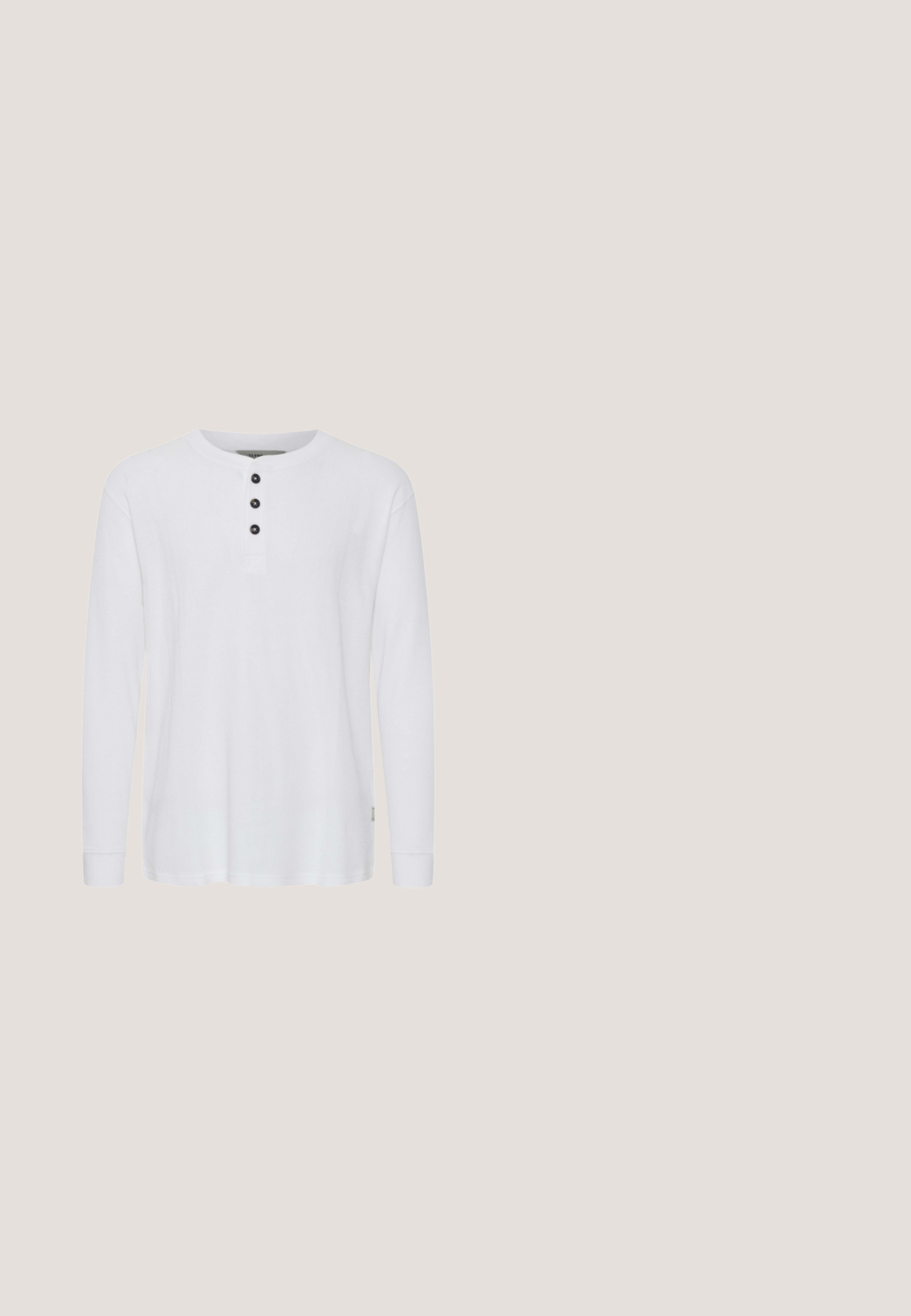 Weißes Langarm-Henley-Shirt aus geripptem Stoff mit Rundhalsausschnitt und drei schwarzen Knöpfen vorne. Einfaches Design mit eng anliegenden Bündchen.; Hellblaues Jeansjacke mit vollem Frontreißverschluss, zwei Brusttaschen und einem kleinen orangen Replay Inc. Etikett an der rechten Tasche und am Kragen.; Dunkelblaue Jeans aus Denim mit umgeschlagenen Bündchen, Knopf- und Reißverschluss, Vorder- und Münztaschen und kontrastierenden Nähten vor weißem Hintergrund.; Braunleder- und Stoff-Herrenstiefel mit Knöchelhöhe, Schnürung, Nähdetails, flachem Absatz und Markenlogo an der Seite.; Quadratischer Schal mit zweifarbiger blauer diagonaler Farbabtrennung und dünner weißer Linie, die die Farben trennt, Stofftextur sichtbar.; Brauner Leder-Gürtel mit strukturierter Oberfläche, ausgestattet mit einer Metallschnalle in wettergegerbtem Silberton und eingraviertem Markennamen.