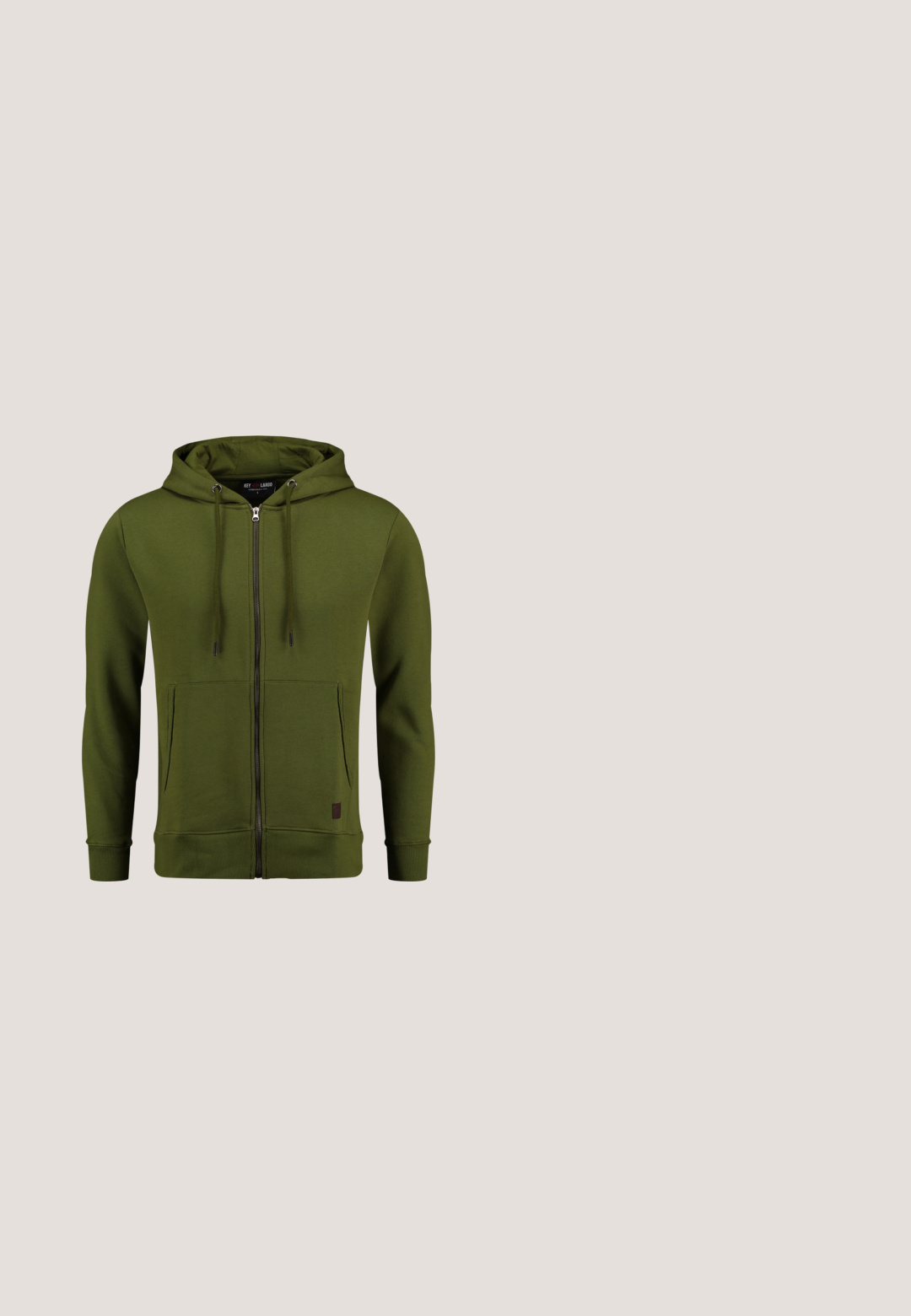 Khaki groene hoodie met ritssluiting, een capuchon met trekkoord, voorzakken en geribde manchetten. Gladde stof met een klein logo-embleem nabij de zoom.; Donkerblauw poloshirt met korte mouwen, drie knopen, kraag en klein oranje PME Legend-logo op de linkerborst.; Marineblauwe cargoshorts gemaakt van katoen. Voorzien van meerdere zakken, een knoopsluiting en een gestructureerde stof met een subtiele glans.; Bruine en beige casual sneaker met mesh- en suède-details, witte zool, zwarte hielaccent en "camel active"-branding aan de zijkant.; Zwarte rechthoekige zonnebril met donkere glazen, dikke pootjes en een klein zilveren logo op het montuur.; Zwart cosmeticazakje van nylon, met een ronde vorm, ritssluiting en een logo-accent aan de voorkant. Glad textuur.