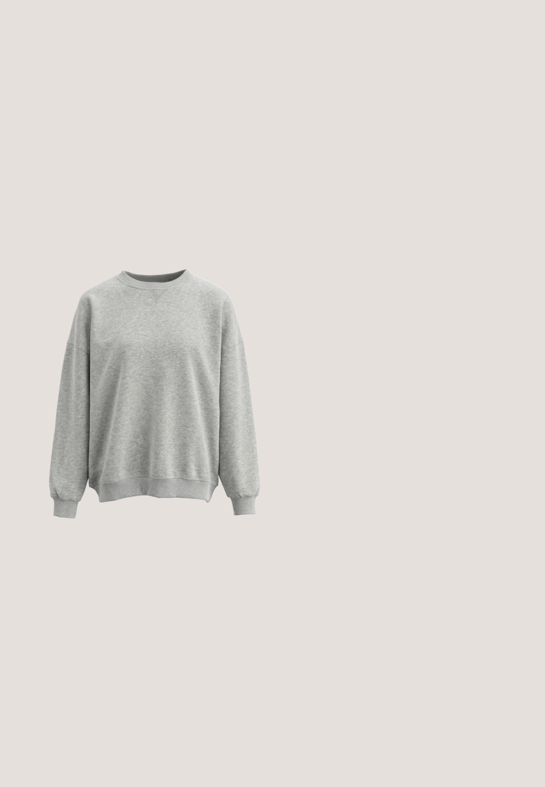 Hellgraues Sweatshirt mit Rundhalsausschnitt, langen Ärmeln, gerippten Bündchen und Saum, mit einer kleinen dreieckigen Naht unterhalb des Halsausschnitts.; Langärmliges, transparentes Oberteil im schwarz-weißen Zebramuster, mit einem Rüschenausschnitt und einem gewellten Saum, der ein texturiertes Muster betont.; Skinny Jeans aus mittlerem blauen Denim. Hoher Bund, Fünf-Taschen-Design, mit subtiler Waschung. Nähte betonen die Seitennähte und den Saum.; Hellrosa Nike Air Force 1 Sneaker schwebt über einer rosa gefärbten Betonfläche mit einer grauen Steinmauer im Hintergrund.; Schwarze, gesteppte Tragetasche mit breitem, abgerundetem Schulterriemen und dezentem Logo nahe der unteren Mitte vor weißem Hintergrund.; Silberne Kettenhalskette mit ovalen und rechteckigen Gliedern in poliertem Finish, gesichert durch einen einfachen Verschluss.