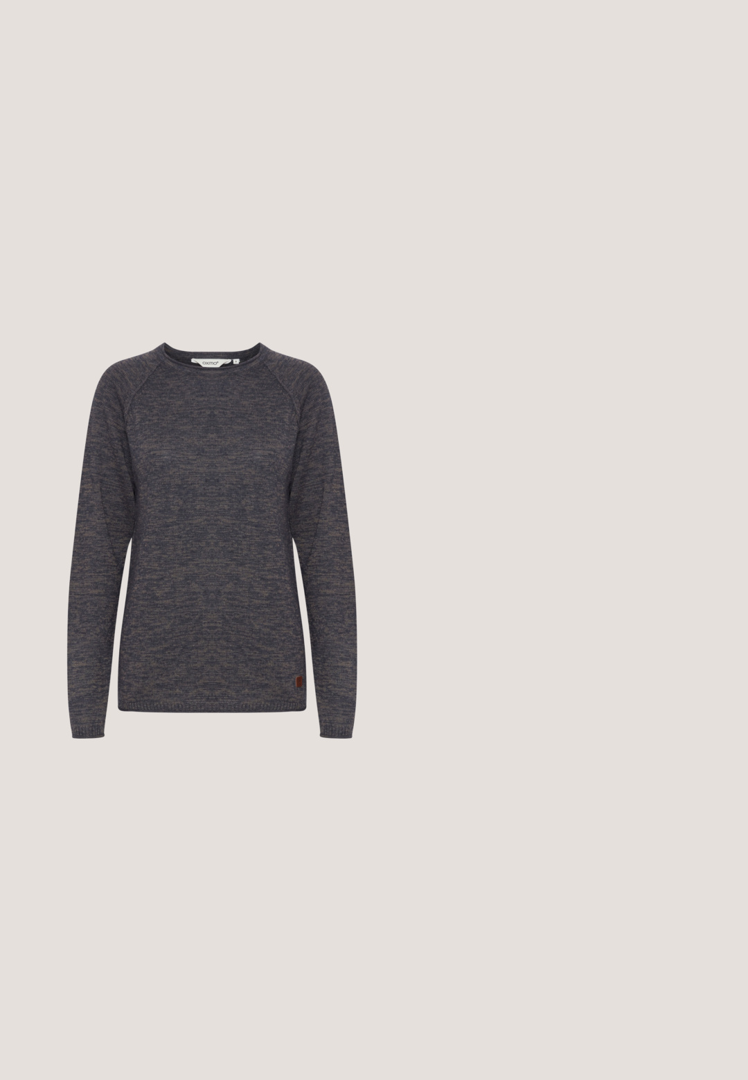 Marineblauwe gebreide trui met een ronde hals, raglanmouwen en geribbelde manchetten. Bevat een klein bruin leren logo-label aan de onderkant.; Wit T-shirt met korte mouwen en ronde hals, een relaxte pasvorm en een Marc O'Polo-label aan de binnenkant van de kraag.;  lichtblauwe denim jeans met een rechte pijp, voorzien van een witte trekkoord in de taille en subtiele vervagingen overal.; Lichtgewicht sneakers in wit en zachtroze, voorzien van een bovenwerk van mesh, suède accenten en metalen studs aan de zijkant. Textuurlijke rubberen zool.; Beige leren handtas in halve maantjesvorm met afneembare, met patroon bedrukte stoffen band en ritssluiting, klein geëmbosteerd merkembleem aan de voorkant.; Zilverkleurige studoorbellen met een ronde, heldere crystal in een zes-punts zetting. Glad metalen afwerking met een gepolijste uitstraling.