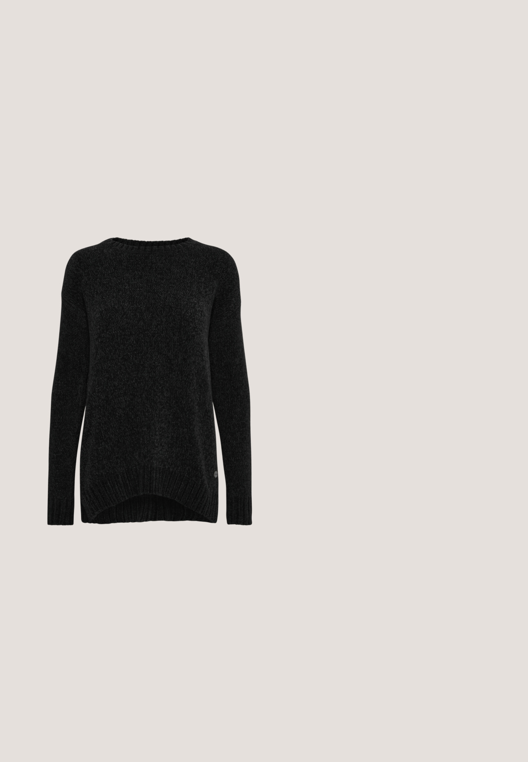 Oxmo OXELVINA - Strickpullover - black; Weißes Langarmhemd aus glattem Baumwollstoff. Verfügt über einen klassischen Kragen und eine durchgehende Knopfleiste mit geradem Saum und ohne Muster.; Graue, hochtaillierte Hosen aus einem strukturierten Stoff, mit großen Vorderfalten und einem geraden, weiten Bein-Design.; Schwarze Leder-Stiefelette mit einer strukturierten Oberfläche, Schnürung vorne, seitlichem Reißverschluss und robuster Gummisohle. Verfügt über eine Schlaufe für ein einfaches Anziehen.; Schwarzer gestrickter Schal mit einem strukturierten Muster, fertig gesäumten Kanten und einem weichen, gemütlichen Aussehen. Entworfen für Wärme und Komfort.; Schwarze rechteckige Reißverschlusstasche mit abgerundeten Kanten, aus weichem Stoff, liegend auf einer weißen Oberfläche.