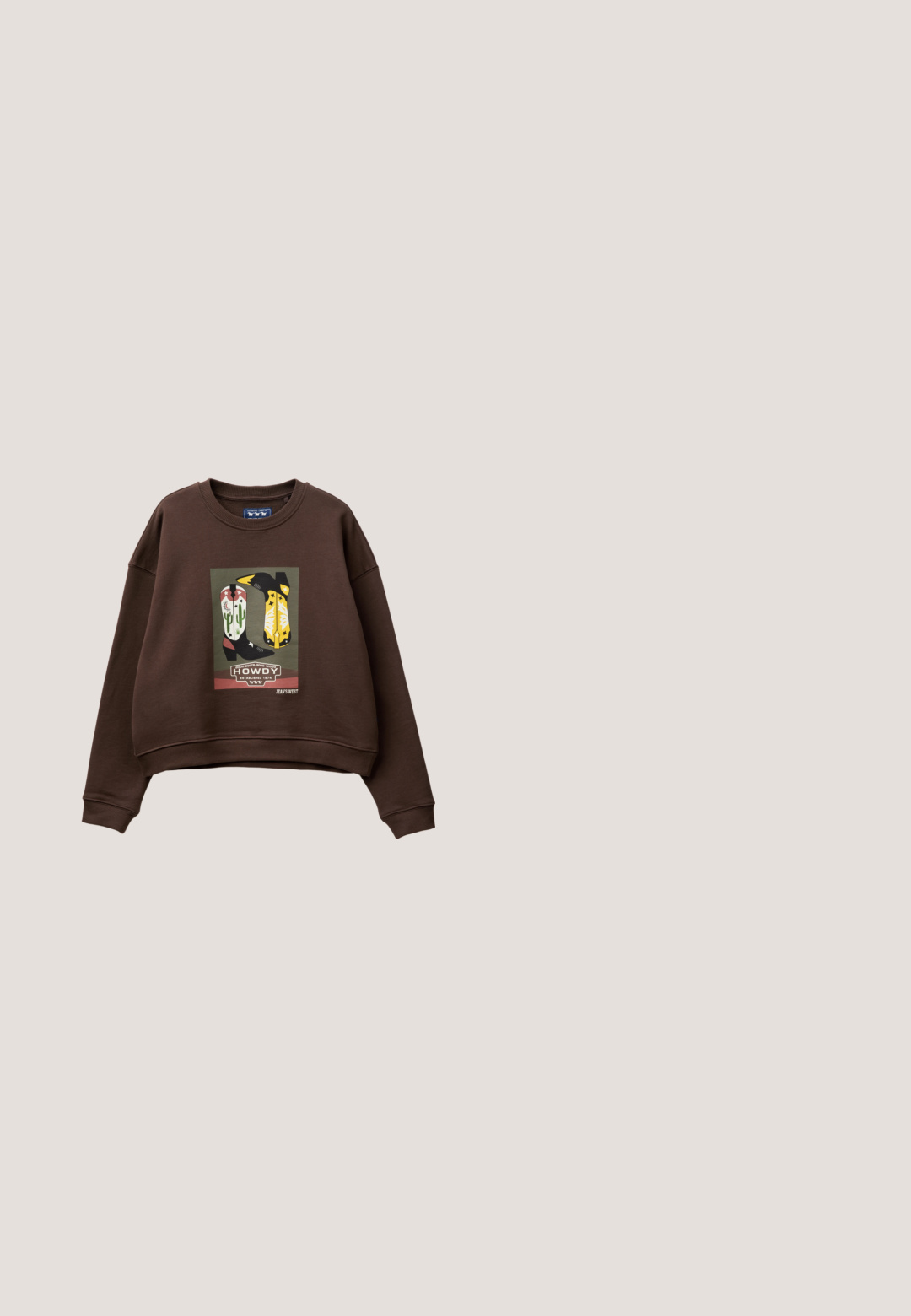 Bruine crewneck-trui met opdruk van twee kleurrijke cowboylaarzen, een cactus, sterren en de tekst "Howdy" in het midden aan de voorkant.; Langarmige nude bodysuit van zachte stof, met een ronde hals en een opvallend roze "Fiorucci CASH & CARRY" logo op de borst.; Denim flared jeans, middenblauw, met een klassieke vijf-pocketontwerp, frontale knoopsluiting en contrasterende stiksels langs de naden.; Beige suède sneaker met witte zool, witte veters en een gouden gespband over de voorkant.; Roze MCM tote bag met zwart logopatroon, gouden logoplaatje en twee lange hengsels, getoond tegen een effen lichte achtergrond.; Gouden ketting met kleine bloembedeltjes en heldere, ronde edelstenen gelijkmatig verdeeld langs de ketting, met een sluiting van een kreeftenhaak.