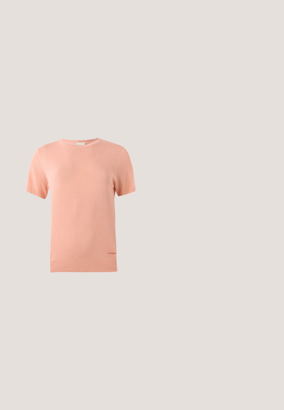 Lichtroze gebreide T-shirt met korte mouwen, een ronde halslijn en ribgebreide zoom. Kenmerkt zich door een klein Calvin Klein-logo aan de onderrand.; Donkergrijze denim blouse met knopen, twee grote voorzakken en een klassieke kraag, plat gelegd op een witte achtergrond.; Blauwe wijde denim jeans met hoge taille, knopen aan de voorkant, rits en vijfzakkenontwerp tegen een effen achtergrond.; Zwarte mesh platte schoen met gesloten neus en lage hak, met een ademend geweven ontwerp en subtiel zijlogo.; Witte rechthoekige schoudertas met lange dunne bandjes, minimale stiksels en ritssluiting op een effen achtergrond.; Twee delicate zilveren armbanden naast elkaar, één met kleine kralen en de andere met een dun gevlochten ketting, beide voorzien van karabijnsluitingen en labels.