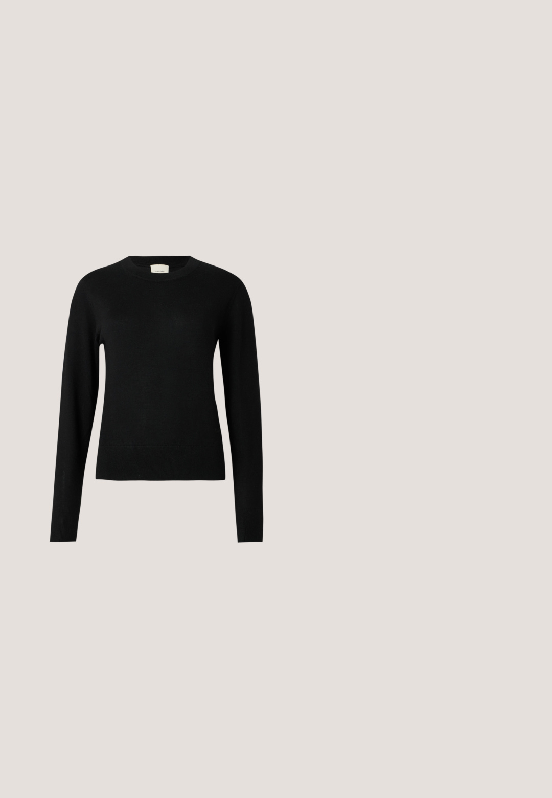 Zwarte gebreide trui met ronde hals, lange mouwen en een slanke pasvorm, met een gladde textuur en minimale details.; Wit cropped overhemd met lange mouwen, knoopsluiting, puntige kraag en borstzak met klein zwart "ck"-logo.; Zwarte, satijnen midi-skirt met een elastische tailleband. Gladde textuur en eenvoudig ontwerp, dat iets taps toeloopt aan de zoom voor een vloeiende silhouet.; Zwarte leren platte schoen met puntige neus en gouden CK-logo op het bandje, geplaatst op een beige tapijt bij een ronde amberbruine tafel.; Zwarte rechthoekige leren handtas met lange dunne bandjes en een gouden "Calvin Klein"-logo in het midden voor.; Een paar gladde goudkleurige middelgrote creooloorbellen met scharniersluitingen op een effen lichte achtergrond.