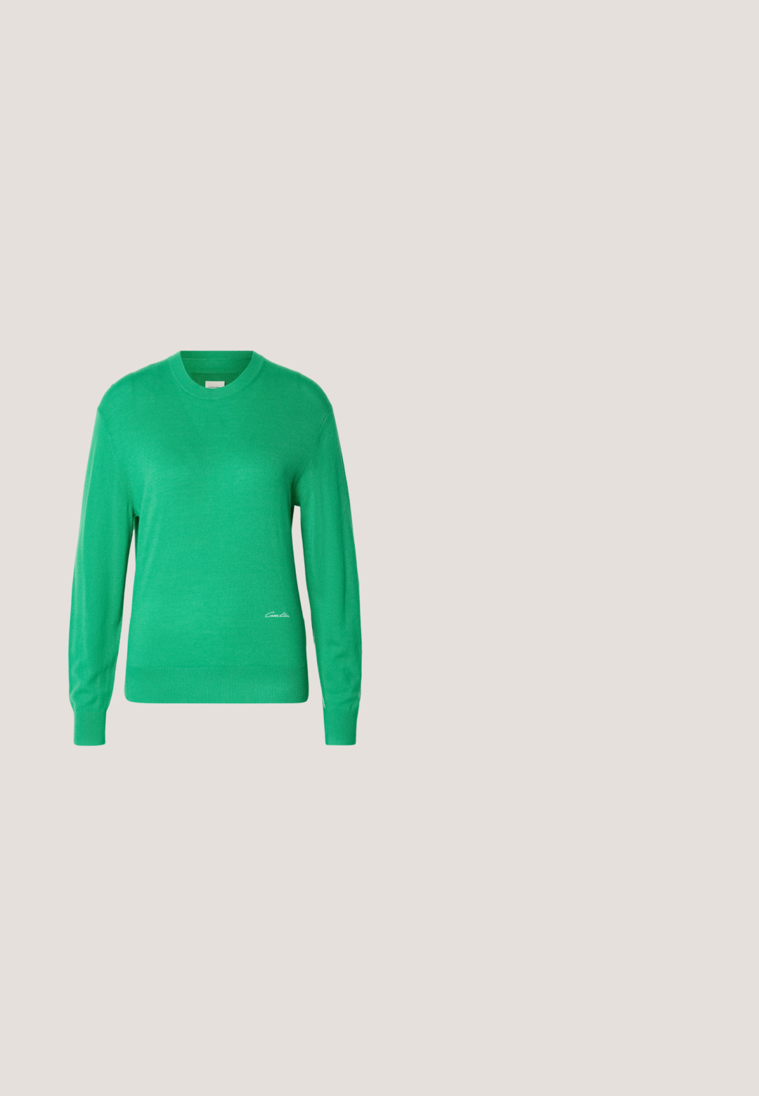 Groene gebreide trui met een ronde hals, lange mouwen en ribgebreide manchetten. Heeft een klein wit logo aan de linkerkant nabij de zoom.; Witte fitted t-shirt van ribstof, met een ronde halslijn en korte mouwen. Een klein CK-logo is op de borst gestikt.; Blauwe spijkerbroeken met een flared model en een middelhoge taille, met een klassiek vijf-pocketdesign en een subtiele vervaging bij de knieën.; Bruine suède enkellaars met een spitse neus, een middellange blokhak en subtiele, geperforeerde logo-detail. Ritsluiting aan de zijkant.; Bruine suède schoudertas met gouden kettingdetail en grote gouden "C" sluiting op het voorflapje, tegen een effen witte achtergrond.; Een paar glanzende oorringen in goudkleur met een lusvormige, gedraaide en verstrengelde ontwerp, afgebeeld op een eenvoudige witte achtergrond.