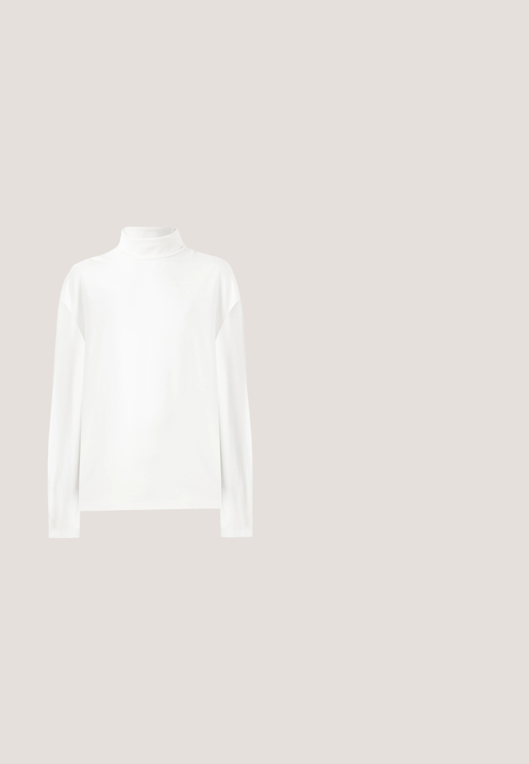 Top de cuello alto de manga larga blanca con una textura suave, que presenta un escote alto y costuras en los hombros caídas para un ajuste relajado.; Camisa de mezclilla negra con cuello abotonado, mangas largas y cierre frontal de botones. Presenta un ligero desgaste y un corte entallado.; Pantalones de pana negros con un diseño de pierna recta, con cierre de botón, branding sutil y dos bolsillos frontales. Textura suave y color sólido.; Zapatilla negra EA7 con parte superior de malla transpirable, diseño ondulado, suela gruesa esculpida y logo dorado en el costado, mostrada en vista lateral.; Bolsa de aseo rectangular negra con bolsillo delantero con cremallera, asa lateral y etiqueta de marca rectangular plateada sobre fondo liso claro.; Cinturón de cuero negro con un acabado suave, que presenta una hebilla metálica cuadrada grabada con un logo geométrico.