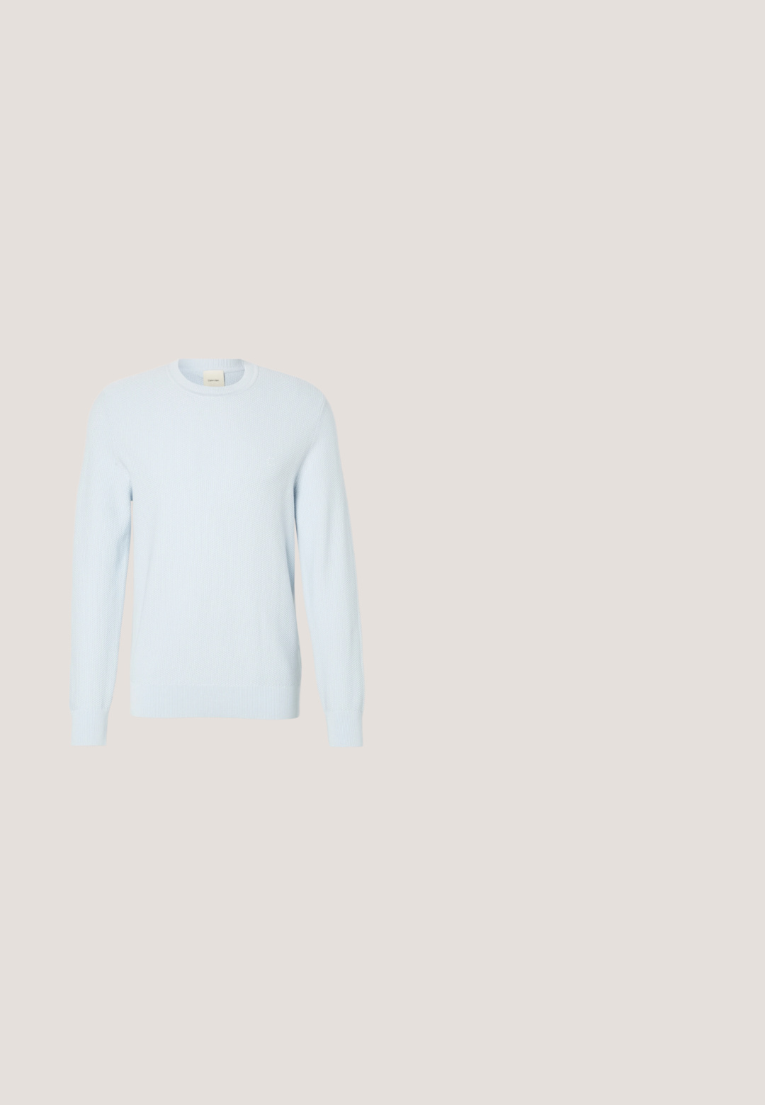 Pull en maille bleu clair à manches longues avec encolure ronde et motif texturé, présenté sur un fond blanc uni.; Samsøe Samsøe TAKA JO OVERSHIRT - Chemise - dark blue; Jean droit en denim bleu clair avec taille haute, cinq poches, fermeture à boutons et léger délavage sur les cuisses et les genoux.; Baskets en cuir noir avec une finition lisse, bout arrondi, coutures ton sur ton, devant à lacets et semelle plate en caoutchouc. Anse au talon.; Mallette en cuir noir texturé avec double poignées et tirettes de fermeture éclair argentées, centrée sur fond blanc.; Ceinture en cuir noir avec une finition lisse, dotée d'une boucle en métal carrée estampillée d'un logo géométrique.