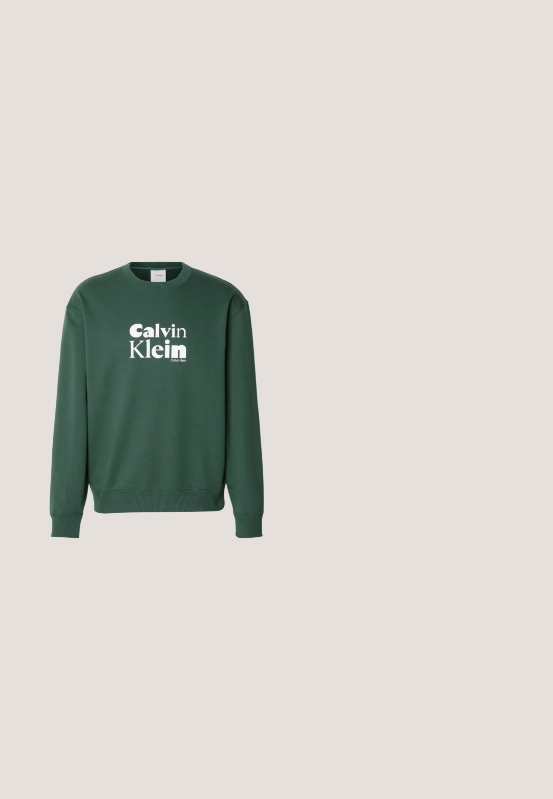 Grøn sweatshirt lavet af bomuldsblanding, med rund halsudskæring og ribbede manchetter. Viser hvid "Calvin Klein" logo på fronten.; Olivengrønt bomulds T-shirt med rund hals, med en lille påsat lomme og broderet "MARNI" i rød tråd.; Oliven grønne lige ben bukser med elastisk talje og snor, der har sidelommer og en flaplomme på højre lår.; Grå og hvid sneaker med en mesh-overdel, polstret tunge, teksturerede accenter og en tyk gummisål, hævet over en træoverflade.; Sort rulle-top rygsæk med frontlynlåslomme, spænde strop og øverste håndtag på hvid baggrund.; Sølvkæde armbånd med en rund religiøs medaljon og lås med hummerlås på en ensfarvet hvid baggrund.