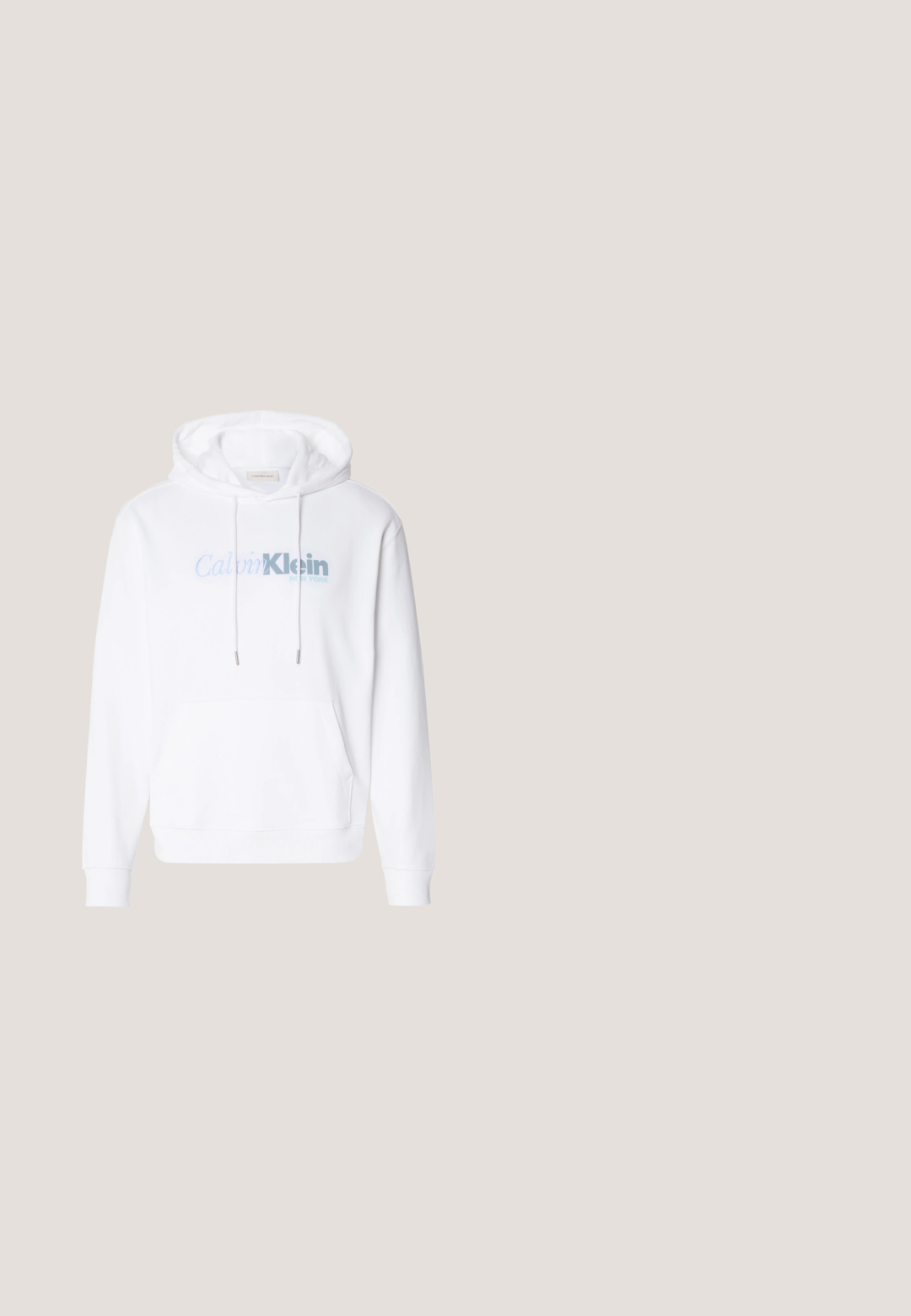 Weißer Kapuzenpullover aus weichem Stoff mit einer Fronttasche, Kordelzug und einem hellblauen "Calvin Klein New York"-Logo.; Schwarzes, langärmeliges Hemd aus glattem Stoff mit Knöpfen. Verfügt über einen klassischen Kragen, eine vordere Knopfleiste und ein kleines Logo auf der Brust.; Weiße Jeans aus Denim mit geradem Bein, ausgestattet mit gestickten Nähten, einem metallischen Knopfverschluss und einer klassischen fünf-Pocket-Konstruktion.; Weiße und grüne Sneakers aus glattem Leder und Wildleder, mit einem auffälligen grünen Logo-Akzent und weißen Schnürsenkeln. Graue Hosen sind teilweise sichtbar.; Olivgrüner, gepolsterter Stoffbeutel mit einem schwarzen Tragegurt, ausgestattet mit einem oberen Reißverschluss und einer äußeren Reißverschlusstasche, die geometrische Musterakzente zeigt.; Halskette in Silberoptik mit rundem schwarzem Anhänger und einer Perlenkante. Die Kette ist dünn und strukturiert, mit einem Verschluss zum Schließen.