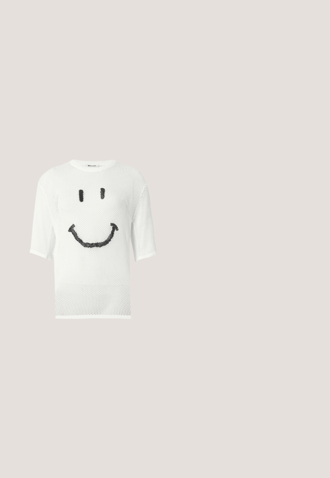 Pull court blanc en maille avec un visage souriant noir brodé sur le devant, doté d'un col rond et d'une texture en maille.; Chemise noire à manches courtes avec un piping beige contrastant, fermeture à cinq boutons sur le devant, et une poche sur la poitrine gauche ornée d'une broderie florale.; Pantalons à motif floral avec un fond beige, ornés de fleurs rouges et vertes et d'accents noirs. Design ample avec des poches latérales.; Sandale compensée dorée avec bout ouvert, brides tressées à l'avant et bride réglable à la cheville sur un fond clair uni.; Sac à main en daim couleur fauve avec rabat pliant, détail de ceinture réglable, poignée supérieure et bandoulière amovible sur un fond uni.; Paire de boucles d'oreilles brillantes en forme de nœud doré posées à plat sur un fond blanc.