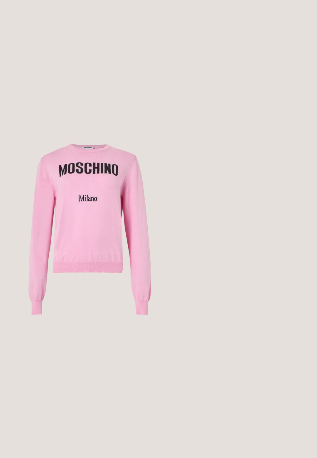 Heleheleroosa pika varrukaga kootud kampsun, millele on esiküljele trükitud suurte mustade tähtedega "MOSCHINO" ja väiksemate mustade tähtedega "Milano".; Lühendatud siniste triipudega pidžaama särk pikkade varrukatega, valgete ääristega ja rinna taskuga, millel on must Moschino Jeans logo.; Heledad sinine teksapüksid laiade jalgadega ja kõrge vöökoht, millel on roosa kootud nöör ja viis taskut. Autentne kulunud tekstuur.; Valged sneakerid tekstureeritud nahaga, heleda roosa aktsentidega ja tõstetud tallaga. Taga ja paelte peal on "LOVE MOSCHINO" tekst.; Hele roosa ristkülikukujuline käekott kahe kõrge sangaga, reljeefsete logodega ja riputatava teemantkujundiga nahast sildiga kuldse embleemiga.; Keraamilised pardikujulised kõrvakangid, millel on valged kehad, oranžid nokad ja kuldse tooniga metallosa, tõstetud tiibade ja detailse tekstuuriga.