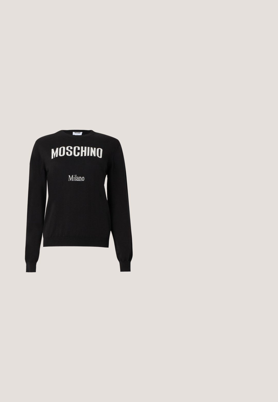 Musta pitkähihainen neule, jossa valkoinen "MOSCHINO"-kaareva kirjailu rinnassa ja pienempi "Milano"-teksti alapuolella, pyöreä pääntie, resorit hihansuissa ja helmassa.; Punainen pitkähihainen paita, jossa on neliskulmainen pääntie. Varustettu levenevillä, teksturoiduilla hihoilla ja sileällä vartalolla. Valmistettu pehmeästä kankaasta.; Leggings musta läpinäkyvät mustat, korkea vyötärö ja sileä pinta. Sisältää saumattoman muotoilun ja vartalonmyötäisen siluetin.; Musta nahkainen matalakorkoinen slingback-kenkä pyöreällä kärjellä ja säädettävällä kultaisella solkisella remmillä valkoista taustaa vasten.; Musta nahkainen käsilaukku, jossa on kaksinkertaiset kahvat, etupuolen vetoketju- ja nappitaskut, hopeaketjuyksityiskohta sekä Michael Korsin logo keskellä etupuolta.; Helminappikorvakorut, joissa kaksi kuvioitua, luonnonvalkoista helmeä erikokoisina, yhdistetty kultaisen sävyn metalliosin. Sileä ja kiiltävä pinta.