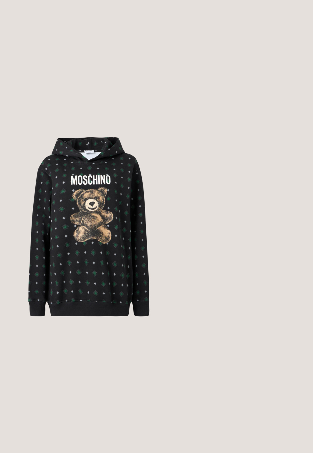 Must rullkaelusega dressipluus, millel on kuldne karutõmmis, üleval "Moschino" tekst ning rohelistest rombidest ja hallidest kujunditest koosnev muster üle kogu pluusi.; Mustmust kootud jope, mis on valmistatud siledast kangast, millel on nööpidega esitoa, terav krae ja rinna tasku, millel on valge ja roosa logo sümbol.; Tume sinised kitsad teksad, millel on tuhmuvad detailid ja viis taskut, sealhulgas väike münditasku nähtava sildiga.; Valge ja must platvormi toss, millel on paksul tallal suured tähed "LOVE MOSCHINO" kirjas, vaadatuna küljelt.; Mustast nahast kangaskott kahekordsete sangade, reguleeritava õlapaela, reljeefsete logode ja ees väikese ruudukujulise metallist bränditahvliga.; Metallilised hõbedased stud-kõrvarõngad, millel on ainulaadne, kaardus ruudukujuline vorm ja sile tekstuur, millel on poleeritud viimistlus ja peened peegeldused.