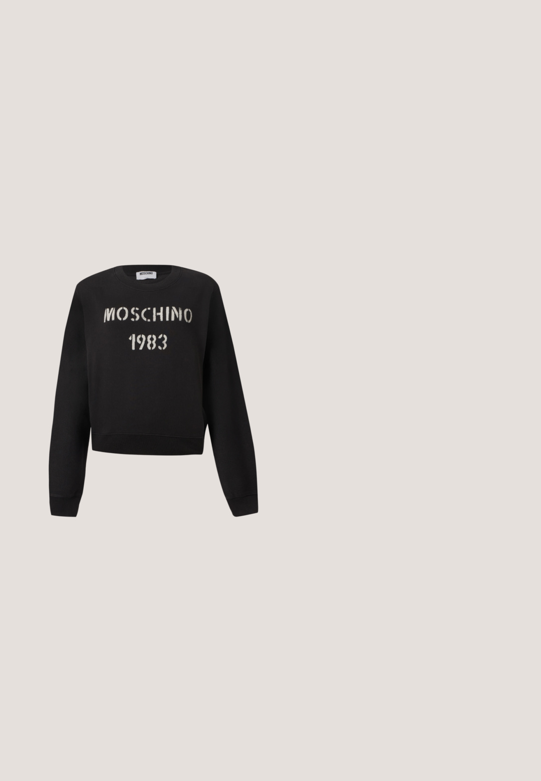 Must Moschino dressipluus soonikute ja äärega, esiküljel valge šabloonstiilis "MOSCHINO 1983" tekst.; Mustmust kootud jope, mis on valmistatud siledast kangast, millel on nööpidega esitoa, terav krae ja rinna tasku, millel on valge ja roosa logo sümbol.; Valge A-silhuetiga puuvillase seeliku, millel on ülemõõdulised lõikeavad ja sile tekstuur. Sisaldab struktureeritud vööd.; Must terava varbaga stilettokontsaga king, mille välisküljel on kiri "LOVE MOSCHINO" ning millel on sile ja libisev disain.; Must ristkülikukujuline Love Moschino käekott kuldse õmbluse ja reguleeritava õlarihmaga tavalise tausta ees.; Punane südamekujulise juuksenõelaga, millel on läikiv viimistlus ja kuldse tooniga metallkinnitusega, millele on graveeritud "Moschino". Tekstureeritud pind ja siledad servad.