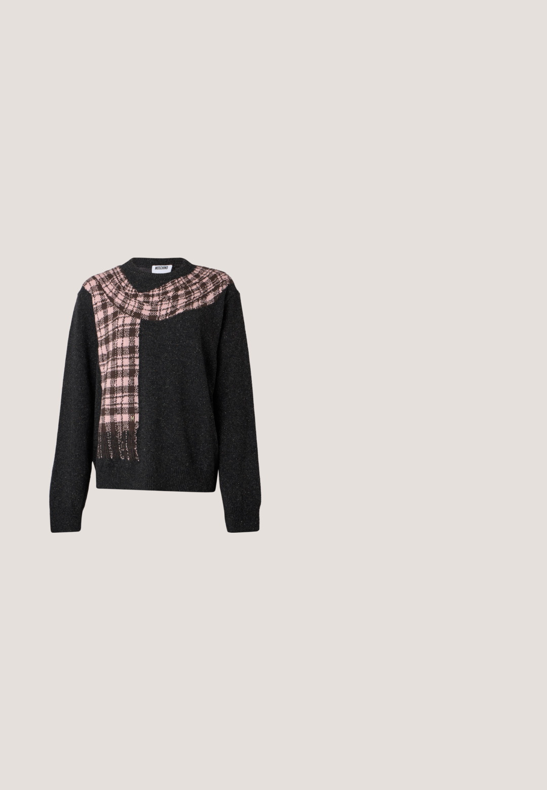 Zwarte trui met lange mouwen met een roze en bruine geruite sjaal die diagonaal over de borst en schouder is gedrapeerd.; Witte blouse met lange mouwen, knopen, kraag en borstzak, weergegeven tegen een effen lichte achtergrond.; Denim rok in donkerblauw, met een uitlopende uitstraling, riemlussen, voorzakken en contrasterende stiksels langs de naden.; Zwarte leren slingback schoen met scherpe neus, kleine hak en decoratieve gespdetails op de bovenkant. Stijlvolle textuur, minimalistisch ontwerp.; Zwarte leren handtas met een geplooid ontwerp, een enkele schouderband, zilverkleurige metalen omlijsting en twee grote ronde zilveren sluitingen.; Een paar glanzende gouden kerstbal-oorbellen met haaksluitingen op een effen witte achtergrond.