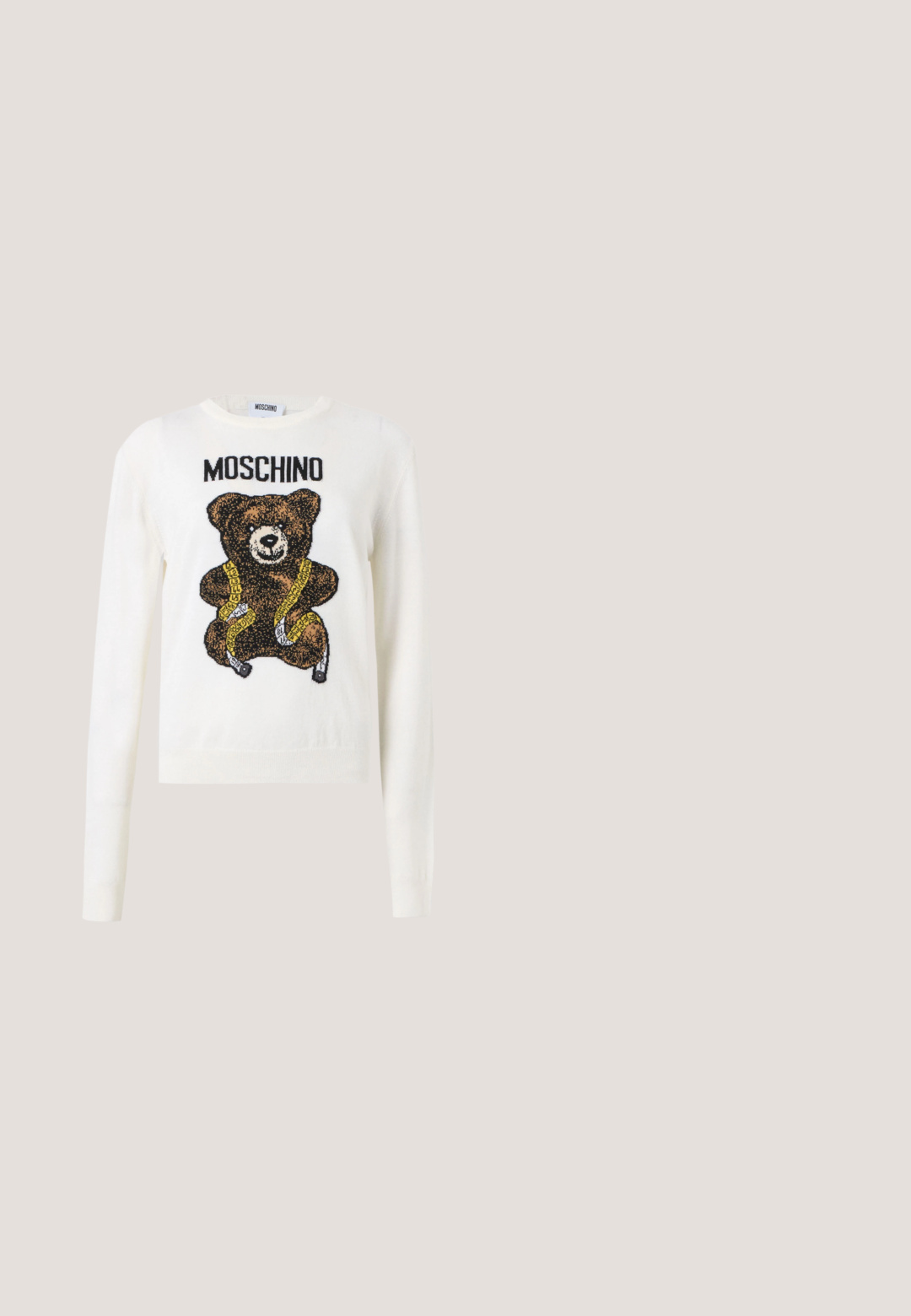 Biely sveter s dlhým rukávom s hnedým plyšovým medveďom, ktorý má na sebe žltú meter a text "MOSCHINO" nad medveďom.; Biele tričko s krátkym rukávom s textom "MOSCHINO" a hnedý plyšový medveď zabalený do žltej krajčirskej pásky vpredu.; Svetlo modré džínsy s rovnými nohavicami, vybavené zipsom, piatimi vreckami a jemnými švovými detailami. Bez ozdôb alebo vzorov.; Biele tenisky s hladkým koženým povrchom, s tyrkysovými akcentmi, textúrovanými šnúrkami a značkovým štítkom "LOVE MOSCHINO" na päte.; Modrá peňaženka v tvare delfína so strieborným reťazovým remienkom ležiaca na bielom povrchu, s malým čiernym detailom oka a názvom značky na plutve.; Zlatý náhrdelník s retiazkou a príveskom s kurzívnym písmom, ktoré hlási "Max Mara" na jednoduchom svetlom pozadí.