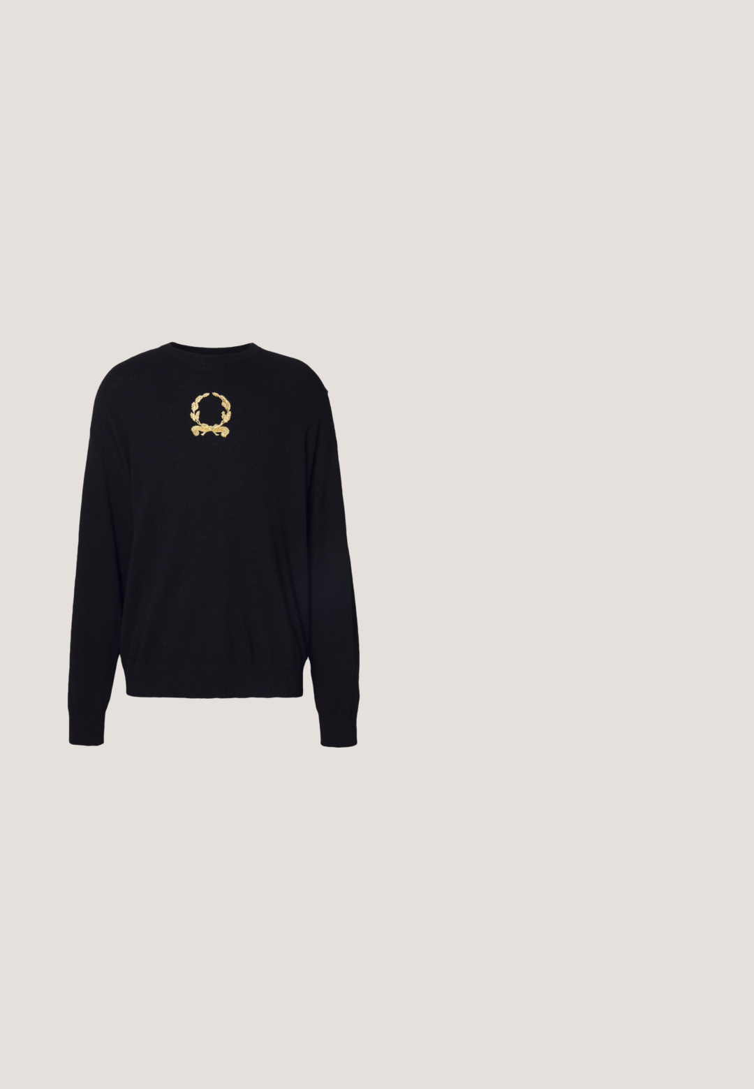 Schwarzer Pullover aus weichem Stoff mit goldgesticktem Lorbeerkranzdesign auf der Brust sowie gerippten Bündchen und Saum.; Weißes Baumwoll-T-Shirt mit schwarzem EA7-Logo und dem Text "EMPORIO ARMANI". Kurze Ärmel, Rundhalsausschnitt, normale Passform, glatte Textur.; Schwarze Jeans aus Denim mit geradem Bein, fünf Taschen-Design und silberfarbener Hardware. Verfügt über einen strukturierten Stoff und minimalistischen Stil.; Weißer und hellgrauer Sneaker mit Schnürsenkeln, in der Luft schwebend über einem strukturierten beigen Teppich und vor einem Holztisch mit gestapelten Büchern.; Schwarze rechteckige Sonnenbrille mit dunklen Gläsern. Kunststoffrahmen mit matter Oberfläche. Verfügt über ein Logo an den Seiten und stabile Bügel.; Schwarze Nylon-Tote-Tasche mit doppelten oberen Griffen, verstellbarem Schultergurt und geprägten Logodetails. Glatte Textur mit Anhänger.