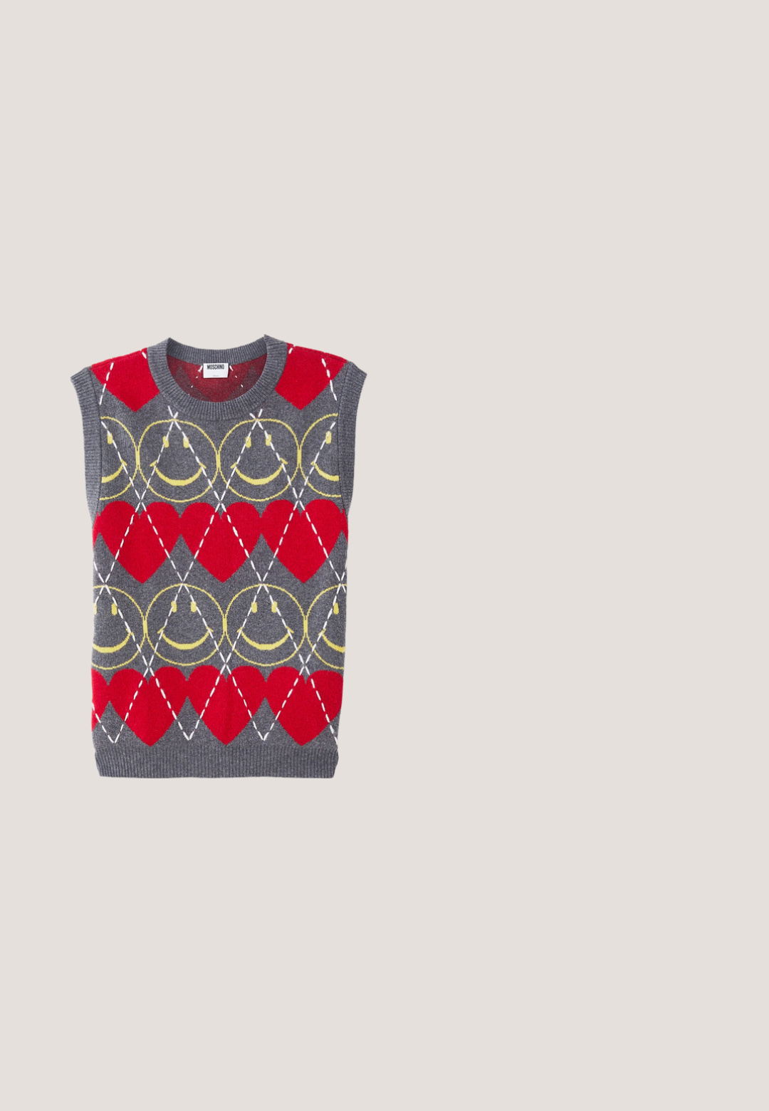 Chaleco de punto gris sin mangas con corazones rojos, cadenas amarillas y líneas diagonales blancas en un patrón repetitivo, etiquetado como Moschino.; Camisa de manga corta verde, hecha de una tela suave, con bordado floral en verde oscuro en la parte frontal, cierre de botones y cuello clásico.; Pantalones negros con costuras abstractas blancas. Cuenta con bolsillos estándar, cierre de botón y un diseño de pierna recta. Tejido texturizado.; Zapato de cuero negro con punta redondeada, detalles de costura, cordones mínimos y suela de goma gruesa para tracción y durabilidad.; Gemelos de plata con forma de perros dachshund que llevan suéteres de rayas en colores azul, verde, rojo, amarillo y negro.; Paul Smith MEN BELT STRIPE BUCKLE - Cinturón - black