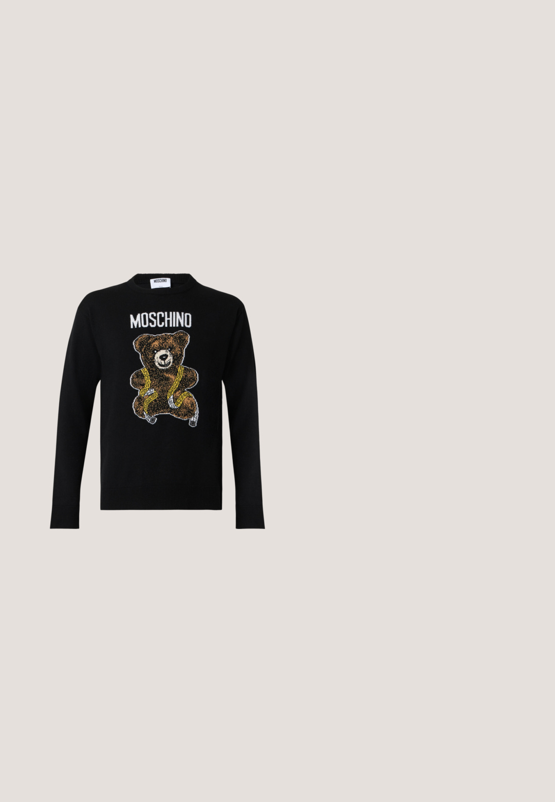 Zwarte trui met lange mouwen met een teddybeer gewikkeld in een gele meetlint en het woord Moschino boven de beer.; Zwarte katoenen t-shirt met ronde hals. Bevat vetgedrukte witte tekst: "MOSCHINO" erboven en "Milano" eronder. Eenvoudig, klassiek ontwerp.; Zwarte sweatpants van zachte stof, met een elastische tailleband, zijzakken en geribbelde boorden bij de enkels. Minimalistisch ontwerp.; Zwarte leren instapschoenen met een gouden decoratieve band en een lage, gestructureerde rubberen zool op een effen achtergrond.; Zonnebril met gouden montuur, grote donkere lenzen, hoekige vorm en zwarte brilpoten, met een minimalistisch ontwerp en duidelijke hardwareaccenten.; Zwarte reistas van nylon met gouden hardware, dubbele handgrepen, afneembare schouderriem en logodetail aan de zijkant.