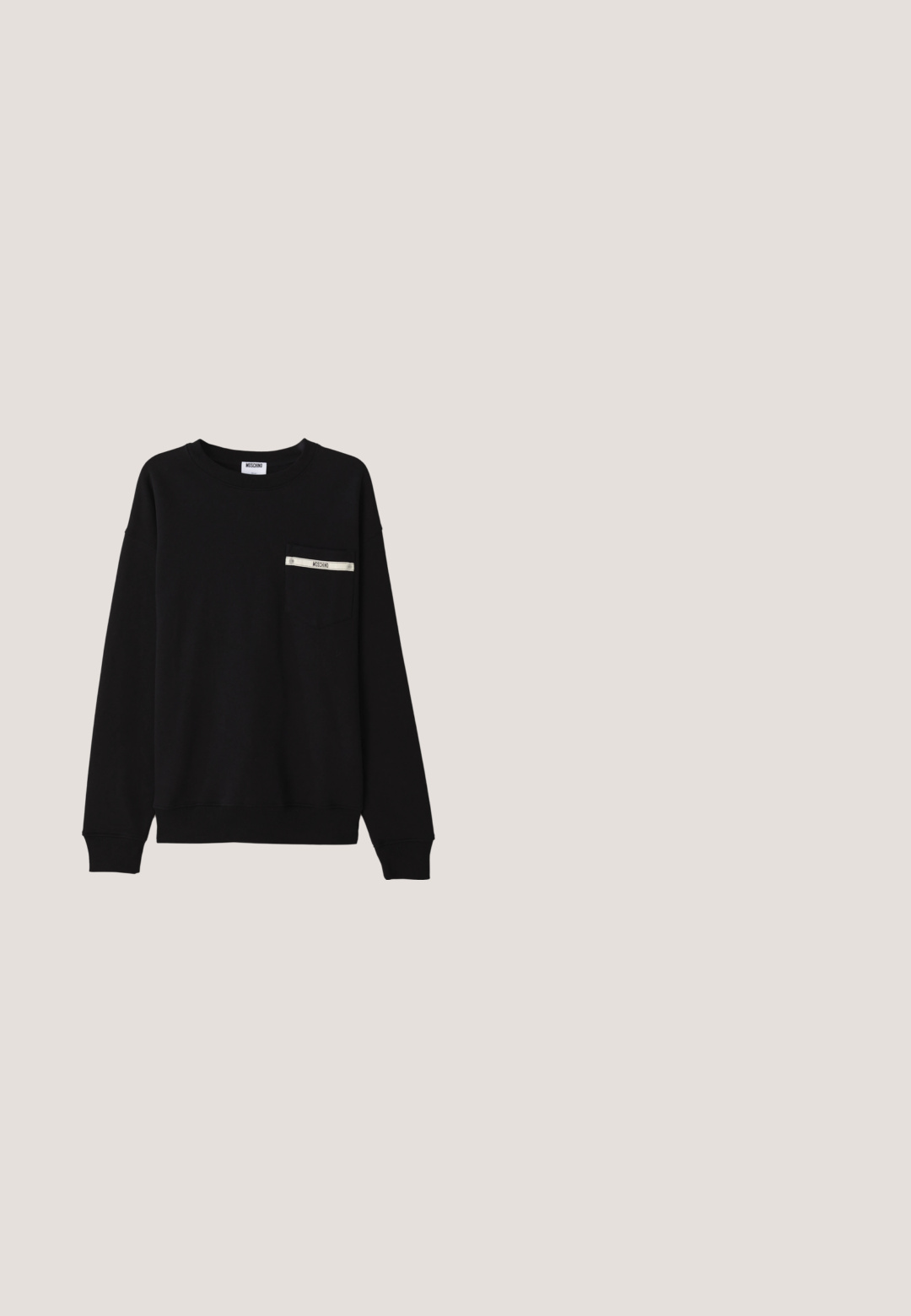 Zwarte sweatshirt met lange mouwen, geribbelde manchetten, een ronde halslijn en een voorzak met een zilveren accent en logodetail.; Zwarte katoenen t-shirt met opvallende groene en witte grafische tekst "WHAT IS?" aan de voorkant. Ronde hals en korte mouwen.; Zwarte broek van lichtgewicht stof, met een elastische tailleband, zijzakken en opgerolde mouwen. Soepele textuur met voorplooien.; Giuseppe Zanotti DOUBLE ZIP - Sneakers laag - black; Gouden metalen zonnebril met groene lenzen, geometrische vorm en zwarte plastic oorpads. Lichtgewicht constructie met subtiele accenten.; Zwarte draagtas gemaakt van duurzaam materiaal met korte handvatten en een verstelbare schouderriem. Voorzien van een geperst logo langs de riem.