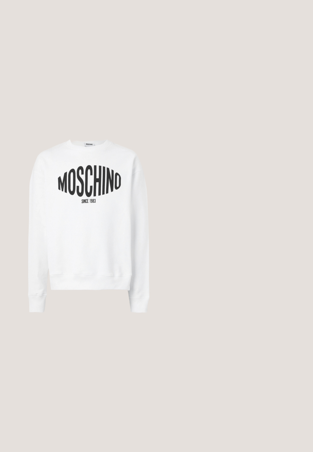 Λευκή φούτερ μπλούζα με μαύρο λογότυπο "Moschino" και το κείμενο "SINCE 1983", μακριά μανίκια και στρογγυλή λαιμόκοψη. Μαλακό βαμβακερό υλικό.; Κόκκινο βαμβακερό μπλουζάκι με έντονο μαύρο λογότυπο "MOSCHINO" και το κείμενο "SINCE 1983" στο στήθος. Κοντά μανίκια και στρογγυλή λαιμόκοψη.; Μαύρο παντελόνι φόρμας από μαλακό ύφασμα, με ελαστική μέση, πλάγιες τσέπες και ριμπ μανσέτες στους αστραγάλους. Μινιμαλιστικός σχεδιασμός.; Μαύρο χαμηλό αθλητικό παπούτσι με χοντρή σόλα, λεπτομέρειες σε υφή, δέσιμο με κορδόνια μπροστά και θηλιά στο πίσω μέρος, σε απλό φόντο.; Μαύρη τσάντα tote από απαλό ύφασμα με δύο μαύρες λαβές, που διαθέτει το λογότυπο "MOSCHINO" σε χρυσό και κλείσιμο με φερμουάρ στην κορυφή.; Μαύρη δερμάτινη ζώνη με μεγάλη χρυσή αγκράφα λογότυπο "MOSCHINO", λεία υφή, ρυθμιζόμενο μέγεθος και μινιμαλιστικό σχεδιασμό.