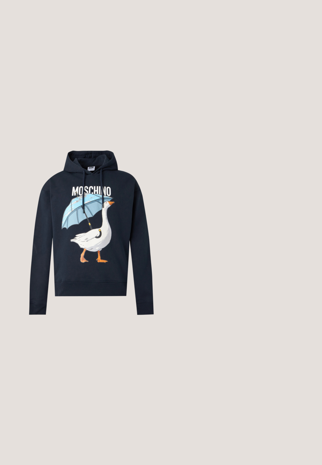 Sweat à capuche noir Moschino avec un graphisme représentant une oie blanche tenant un parapluie bleu et le nom de la marque au-dessus en lettres blanches.; T-shirt blanc avec le texte "Moschino" au-dessus d'un graphique représentant une oie blanche tenant un parapluie bleu sur son dos.; Pantalon de jogging noir fuselé avec taille élastique, coutures contrastées blanches et petit logo blanc "Moschino" sur la cuisse supérieure.; Baskets blanches basses avec design à lacets, dessus synthétique lisse et semelle en caoutchouc motif sur un fond clair uni.; Sac bandoulière noir en nylon avec rabat, doté d'une fermeture à bande logo proéminente, d'une bandoulière réglable et de détails de surpiqûres sur les côtés.; Ceinture en cuir bleu avec de grandes lettres en relief formant le mot "MOSCHINO" en bleu assorti sur le devant, présentée enroulée avec les trous visibles.
