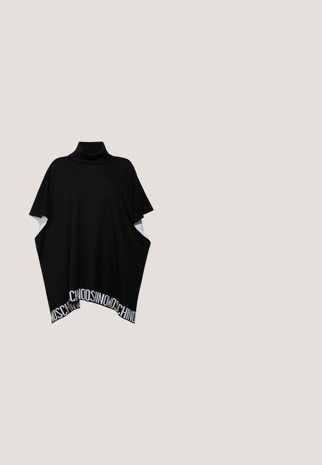 MOSCHINO PONCHO - Cape - black; Haut noir, décolleté épaule dénudée, fabriqué dans un tissu doux et lisse. Présente une texture drapée et une silhouette ajustée. Pas de matériel ou de motifs visibles.; Jupe en dentelle noire avec un haut structuré, présentant un ourlet en dentelle volant. Le tissu exhibe des motifs floraux et une taille lisse.; Bottines noires en cuir avec des panneaux latéraux élastiques, semelle en caoutchouc épaisse et détail en chaîne métallique enroulé autour de la botte.; Sac à main matelassé noir avec une texture brillante, des accents métalliques, une chaîne en bandoulière et un motif de couture en losange agrémenté d'embellissements circulaires.; Collier pendentif en argent avec une chaîne délicate ornée de petites perles rondes menant à un charm central circulaire incrusté de cristaux.